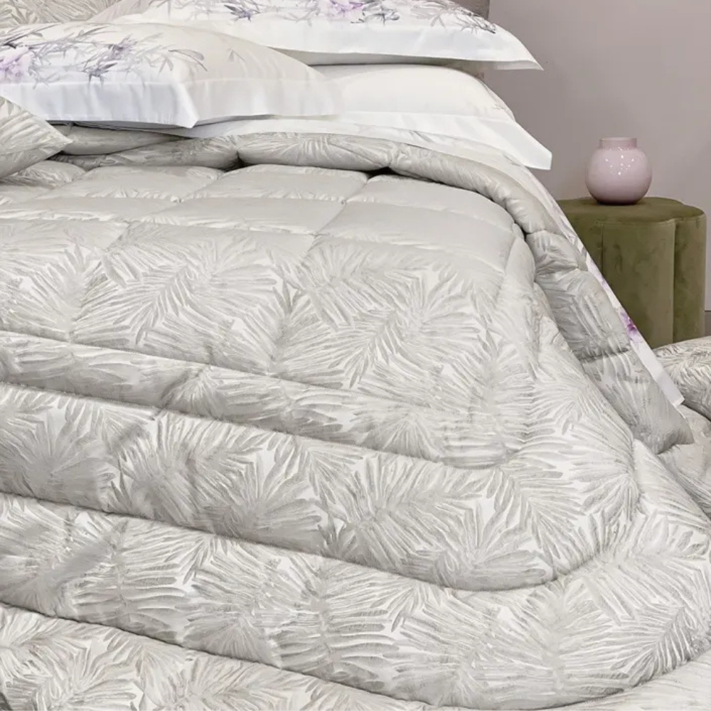 Trapunta matrimoniale Blumarine in jacquard color chiaro con motivo foglie tono su tono e logo nella trama, misura 270x265 cm