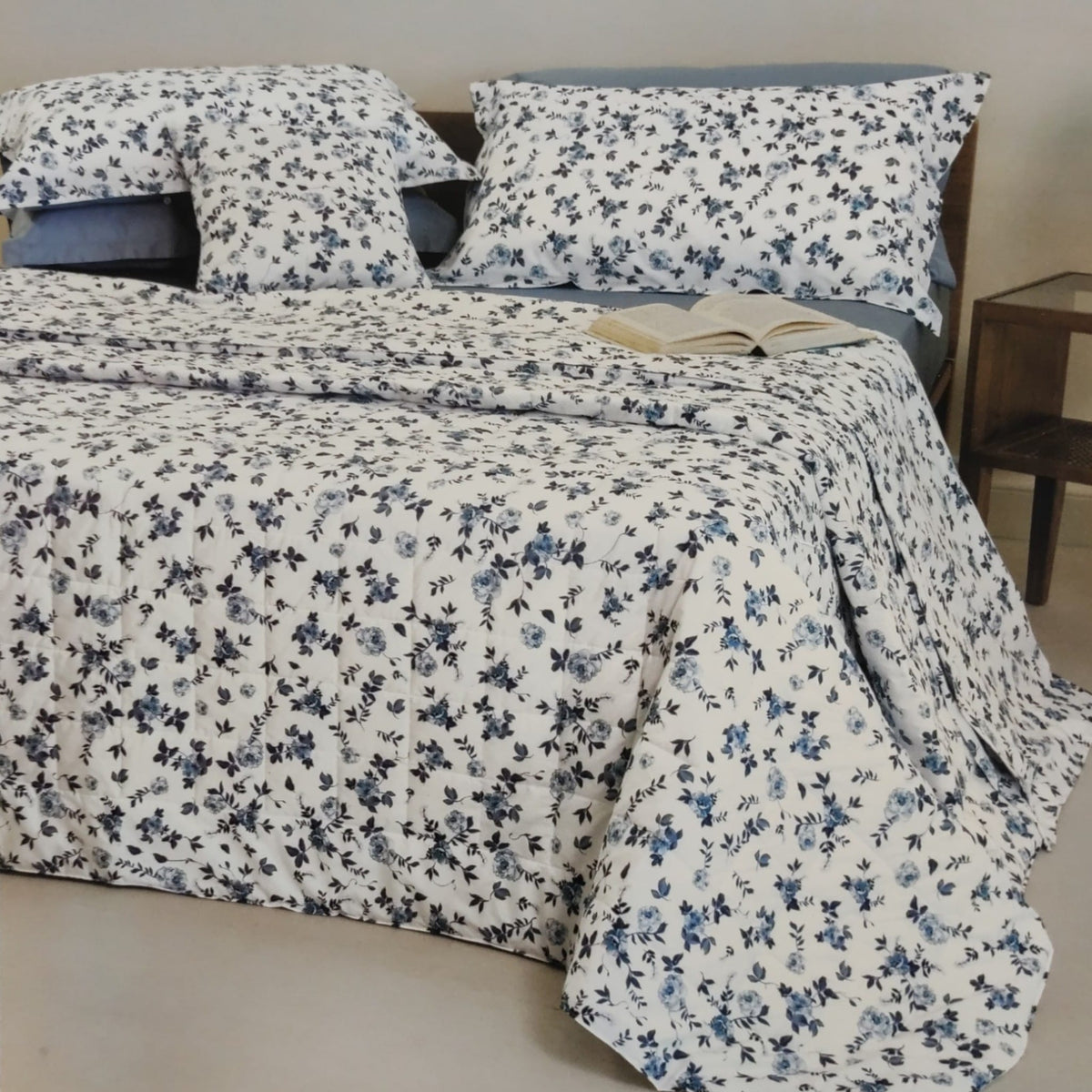 Ambientazione della linea Filly Neith con fantasia floreale e federe coordinate