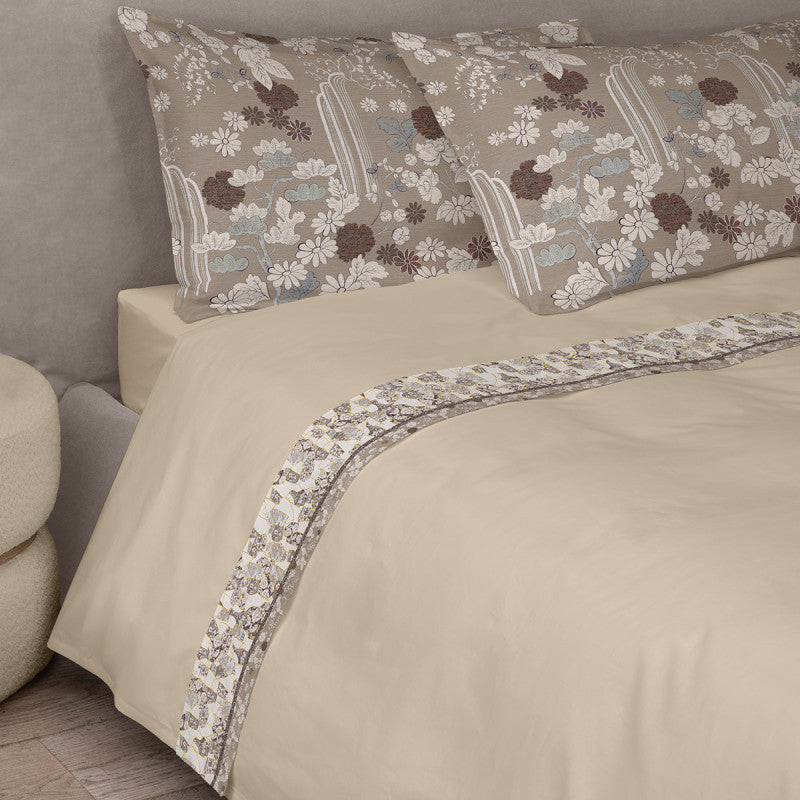 Completo lenzuola Fazzini Kintsugi marrone su letto matrimoniale