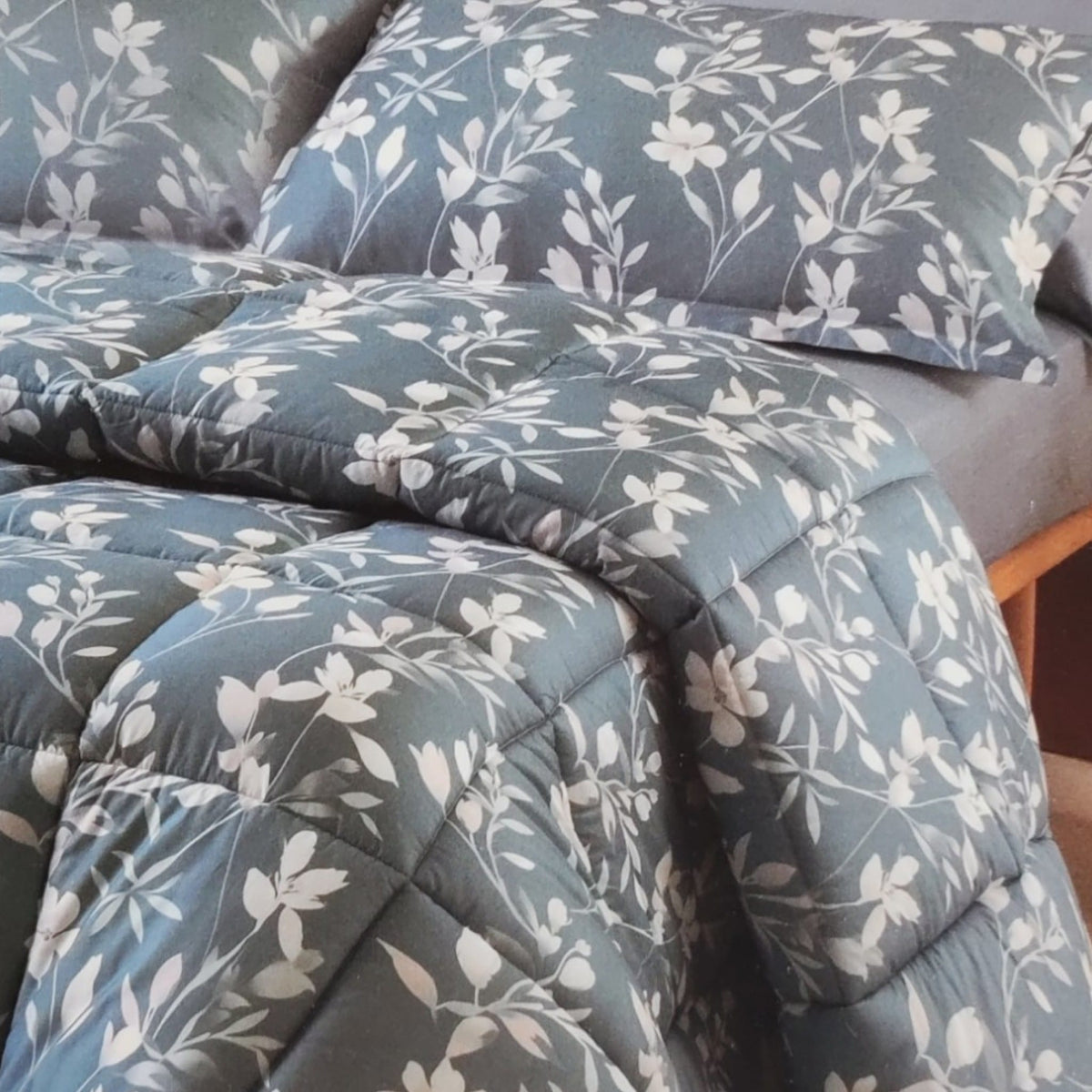 Ambientazione Glen Neith con federe floreali e coperta trapuntata coordinata non inclusa nel completo