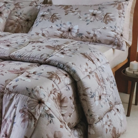 Ambientazione Isla Neith con federe floreali e coperta trapuntata coordinata non inclusa