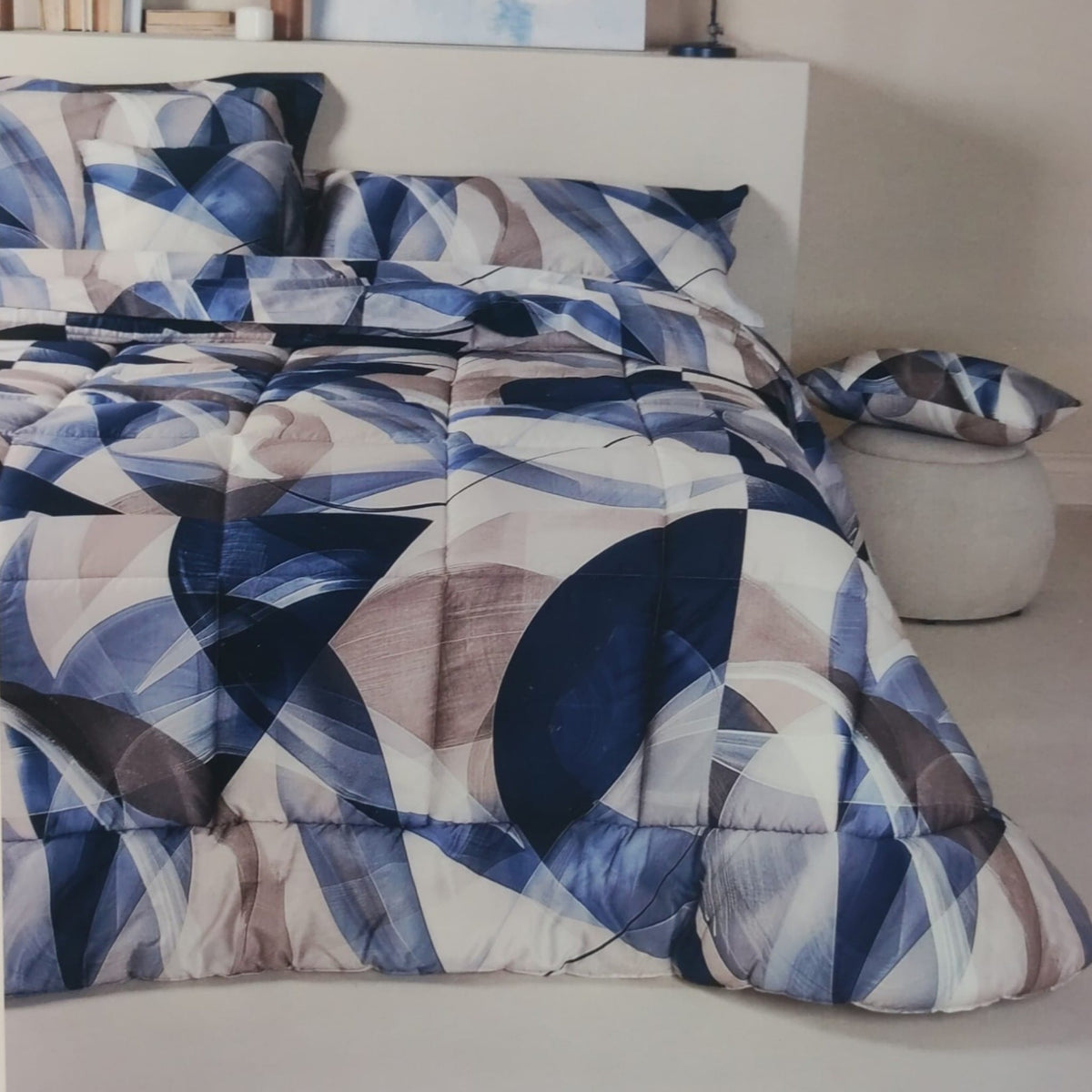 Trapunta Neith Cortina matrimoniale con fantasia geometrica blu e tortora su letto