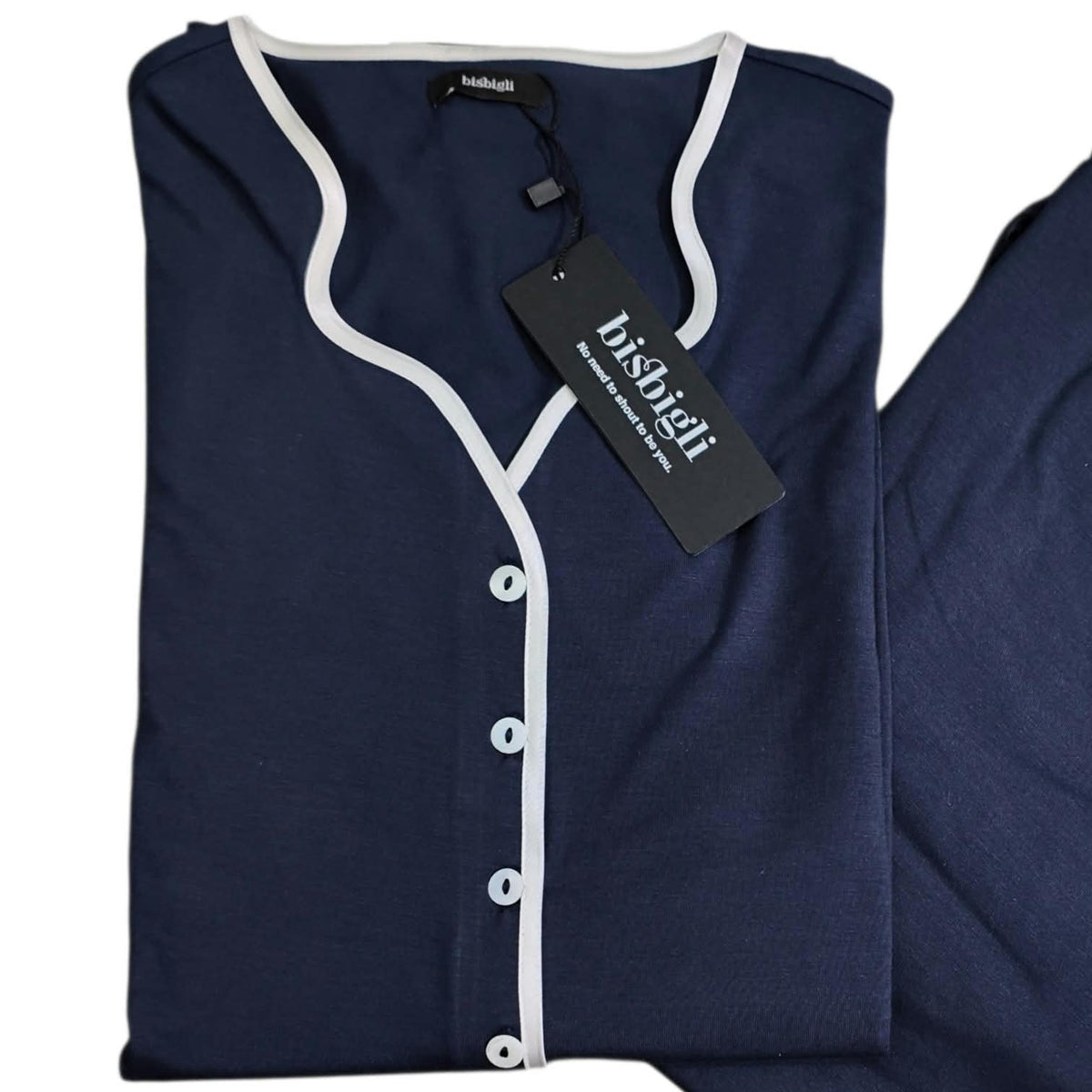 Dettaglio dello scollo serafino con profilo bianco e bottoni del pigiama Bisbigli donna BS203665.