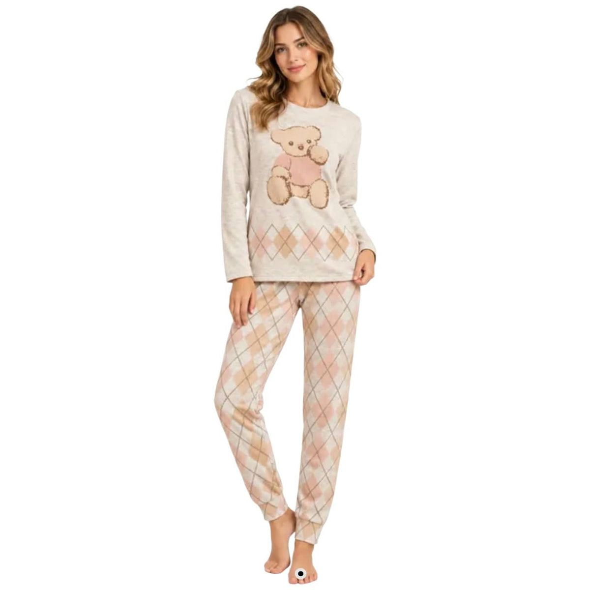Pigiama donna Bisbigli BS277181 indossato, con maglia orsetto e pantaloni a rombi beige e cipria