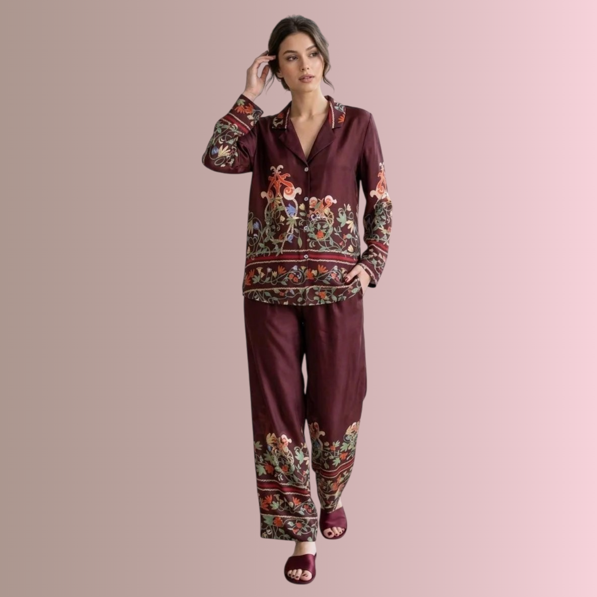 Pigiama donna Filo D'Angelo Positano Moro indossato, camicia lunga con bottoni e pantalone floreale