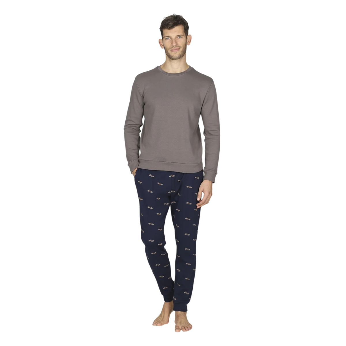 Pigiama uomo Julipet Velletri fantasia Ciabatte indossato, con maglia girocollo e pantalone lungo
