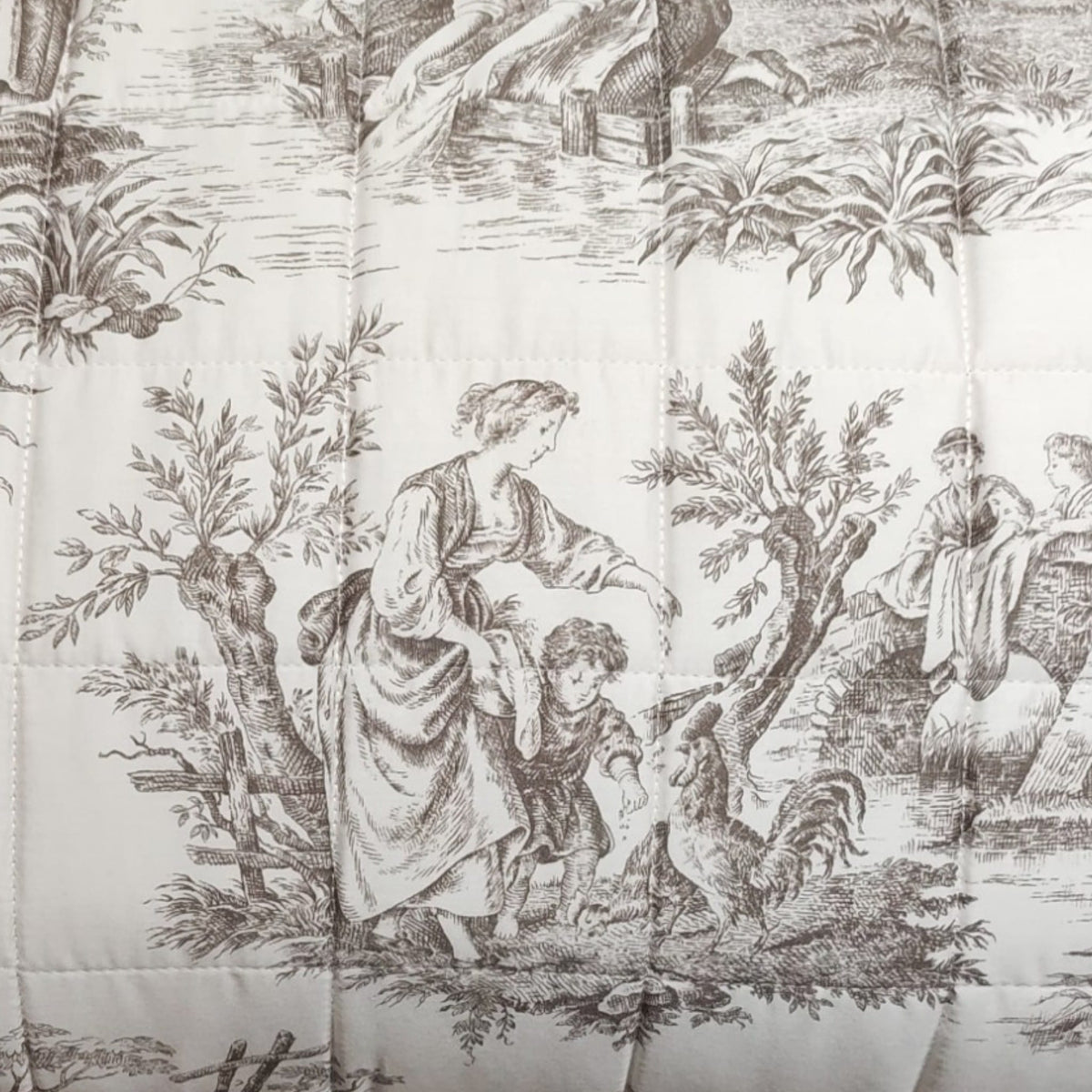 Dettaglio delle scene pastorali e della trapuntatura del quilt Toile de Jouy