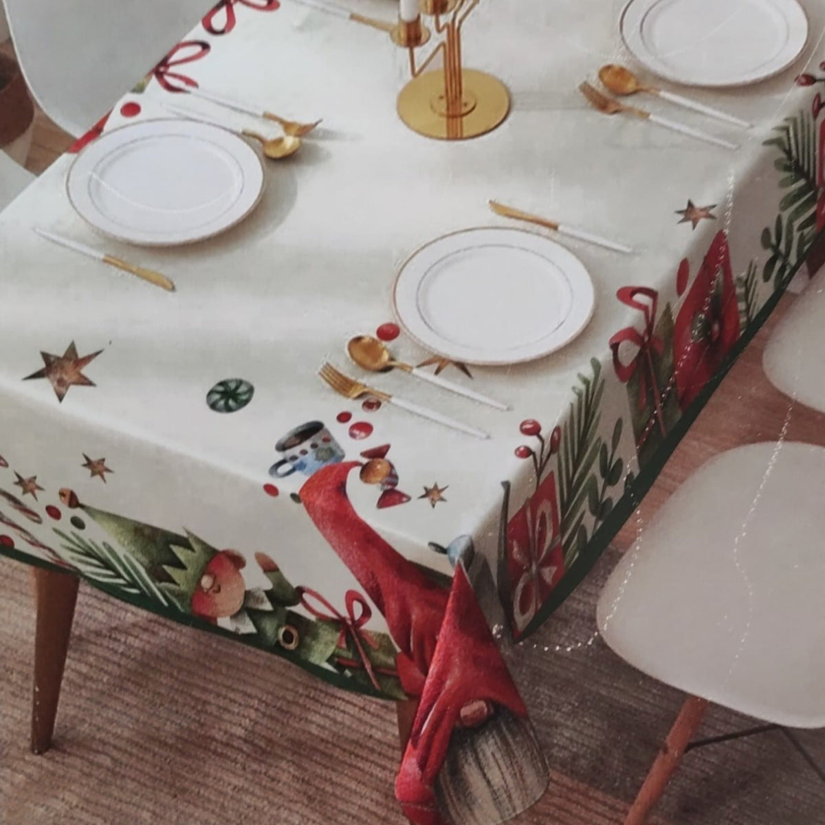 Tovaglia Christmas Neith con gnomi, regali e stelle su tavola apparecchiata