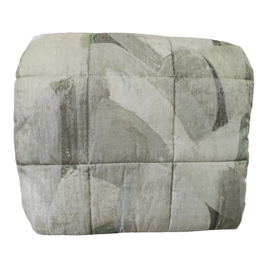 Trapunta Aspen Jacquard Dondi Home Clorofilla piegata, con forme curve e trama del tessuto in evidenza