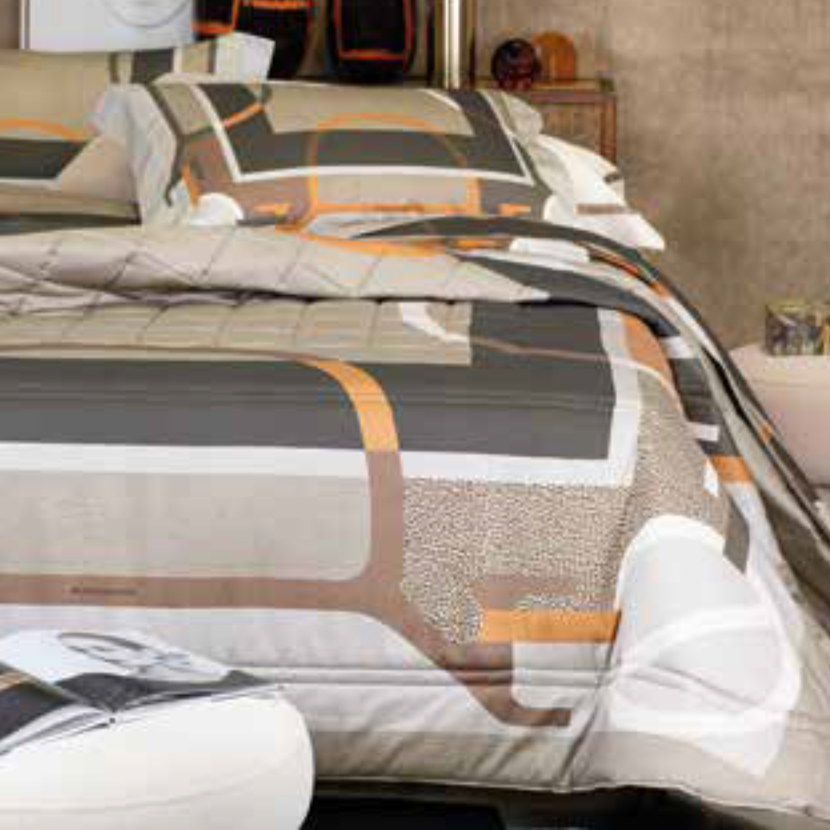 Trapunta matrimoniale Borbonese Home Staffe 265x270 cm in raso di cotone con fantasia geometrica e logo Borbonese.
