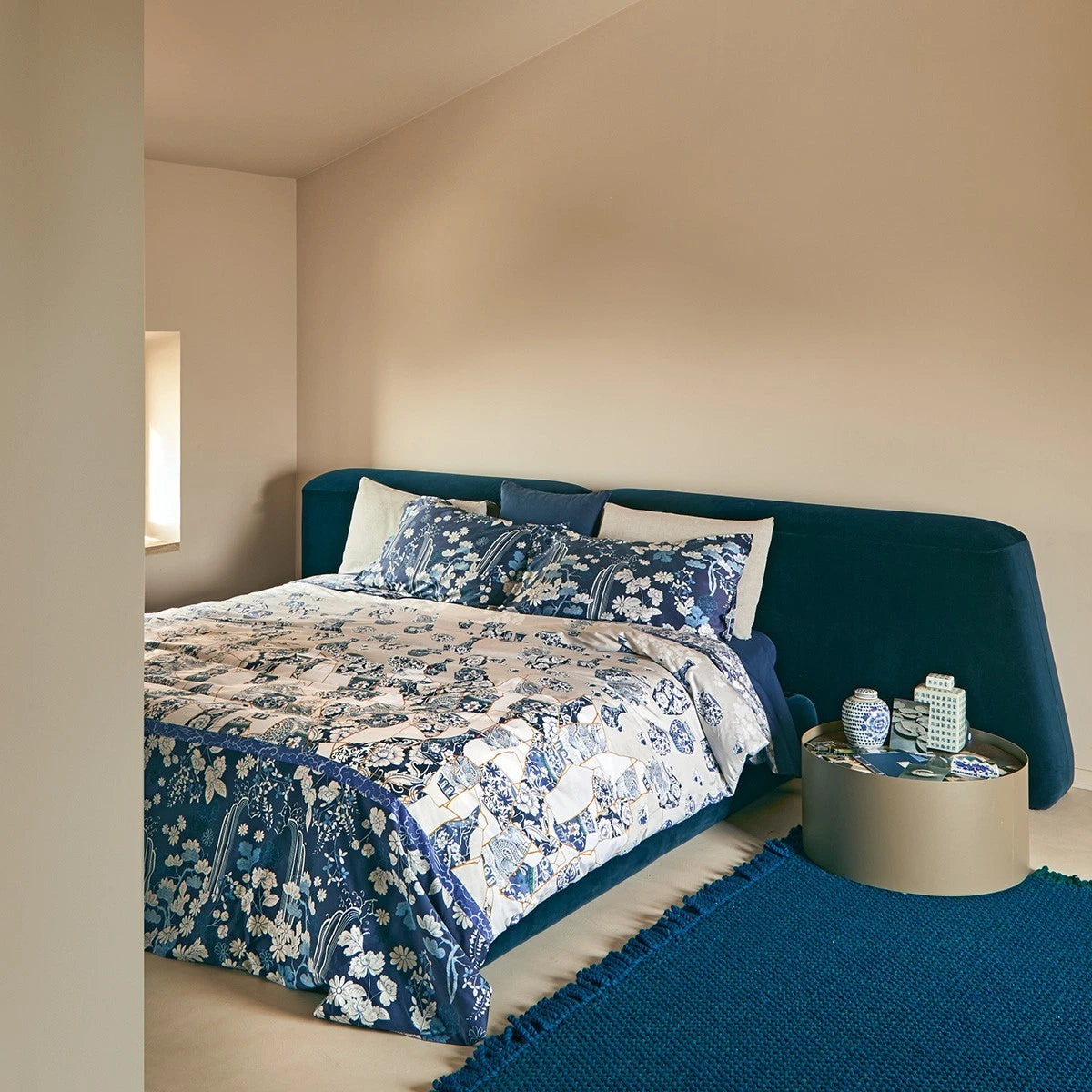 Trapunta matrimoniale 2 piazze Kintsugi Fazzini blu ambientata sul letto