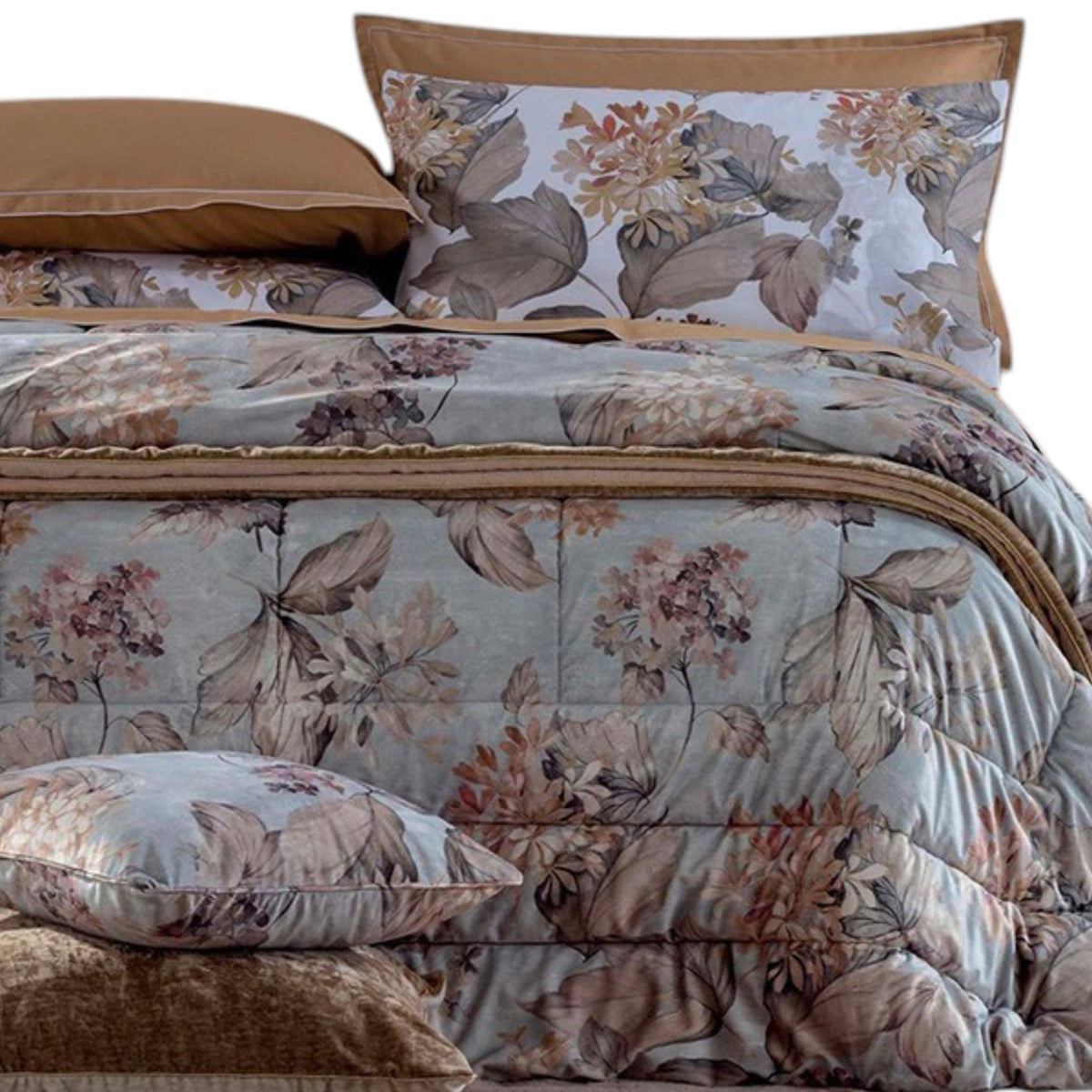 Trapunta matrimoniale Riviera Perla sul letto con fantasia botanica e trapuntatura a quadri