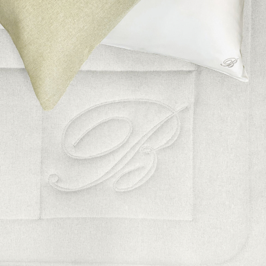 Dettaglio della trapunta Sunday Blumarine Home Bianco con logo B realizzato in trapuntatura