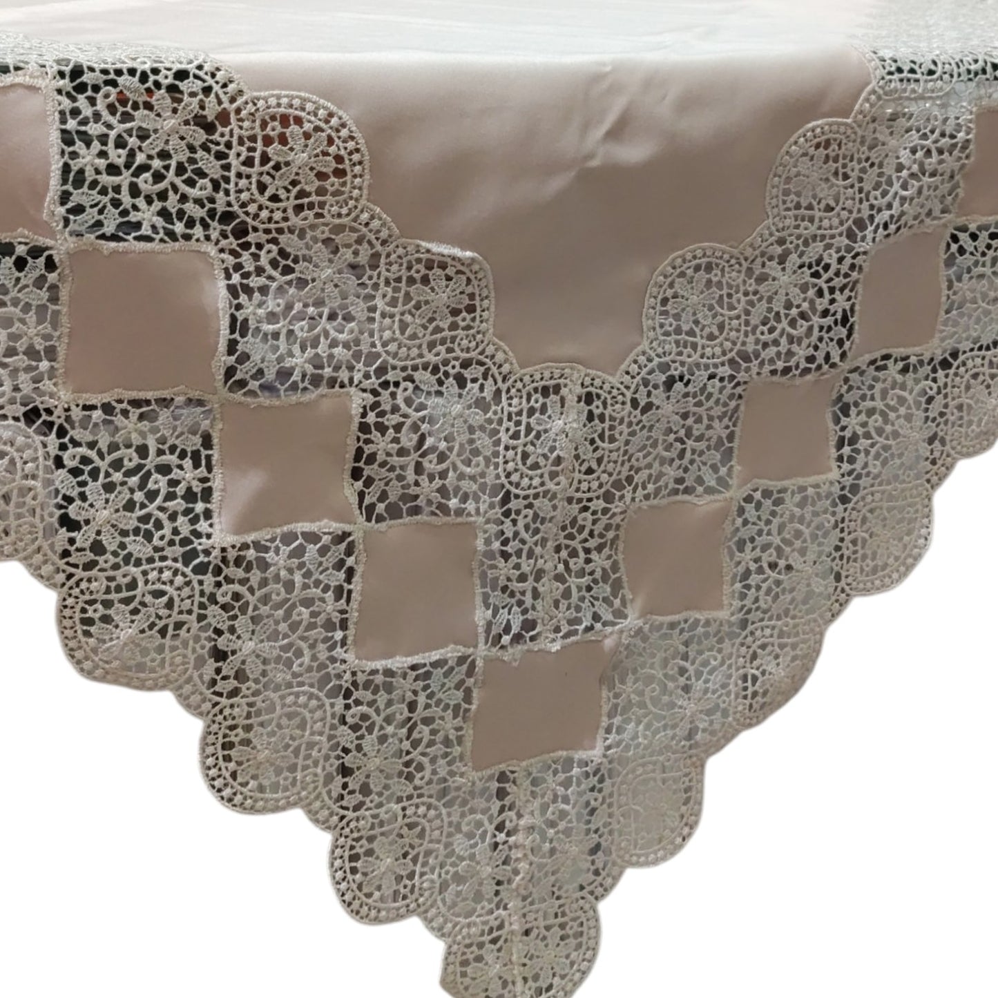 Centrotavola Designer PF1928 Battaglia Classico Italiano colore polvere misura 115x115 con elegante pizzo decorativo