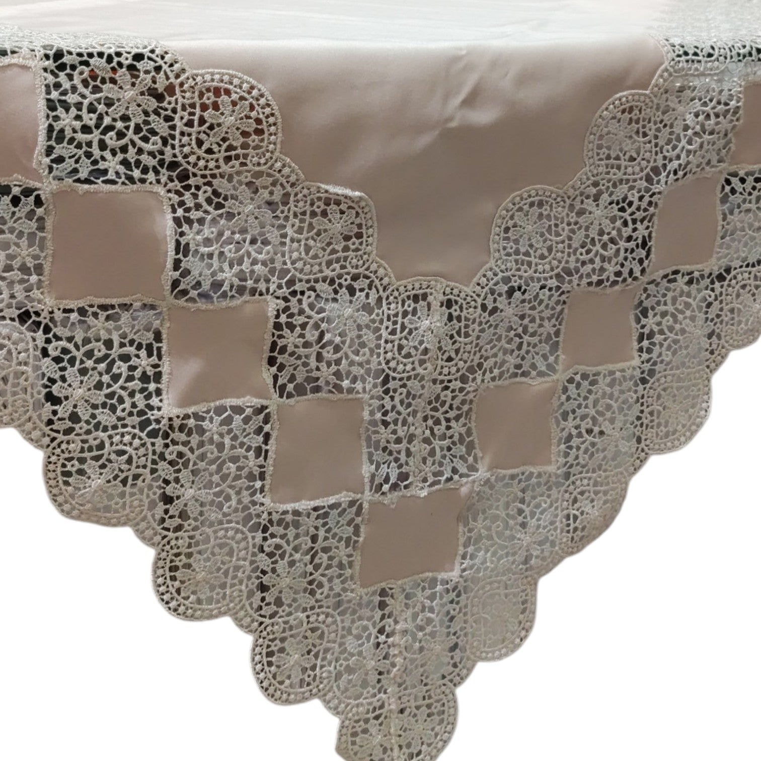 Centrotavola Designer PF1928 Battaglia Classico Italiano colore polvere misura 115x115 con elegante pizzo decorativo