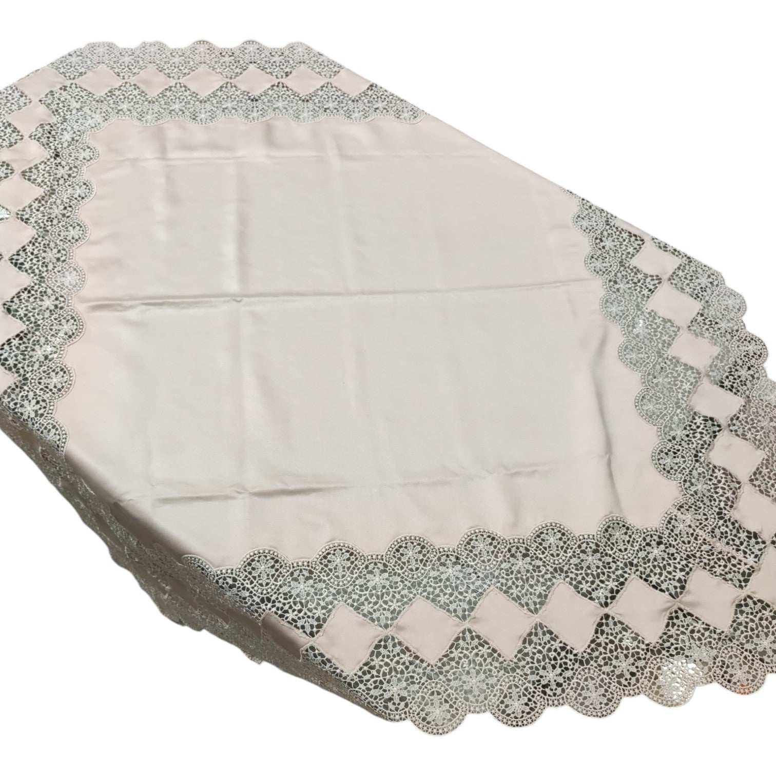 Centrotavola Designer PF1928 Battaglia Classico Italiano colore polvere misura 115x115 con elegante pizzo decorativo
