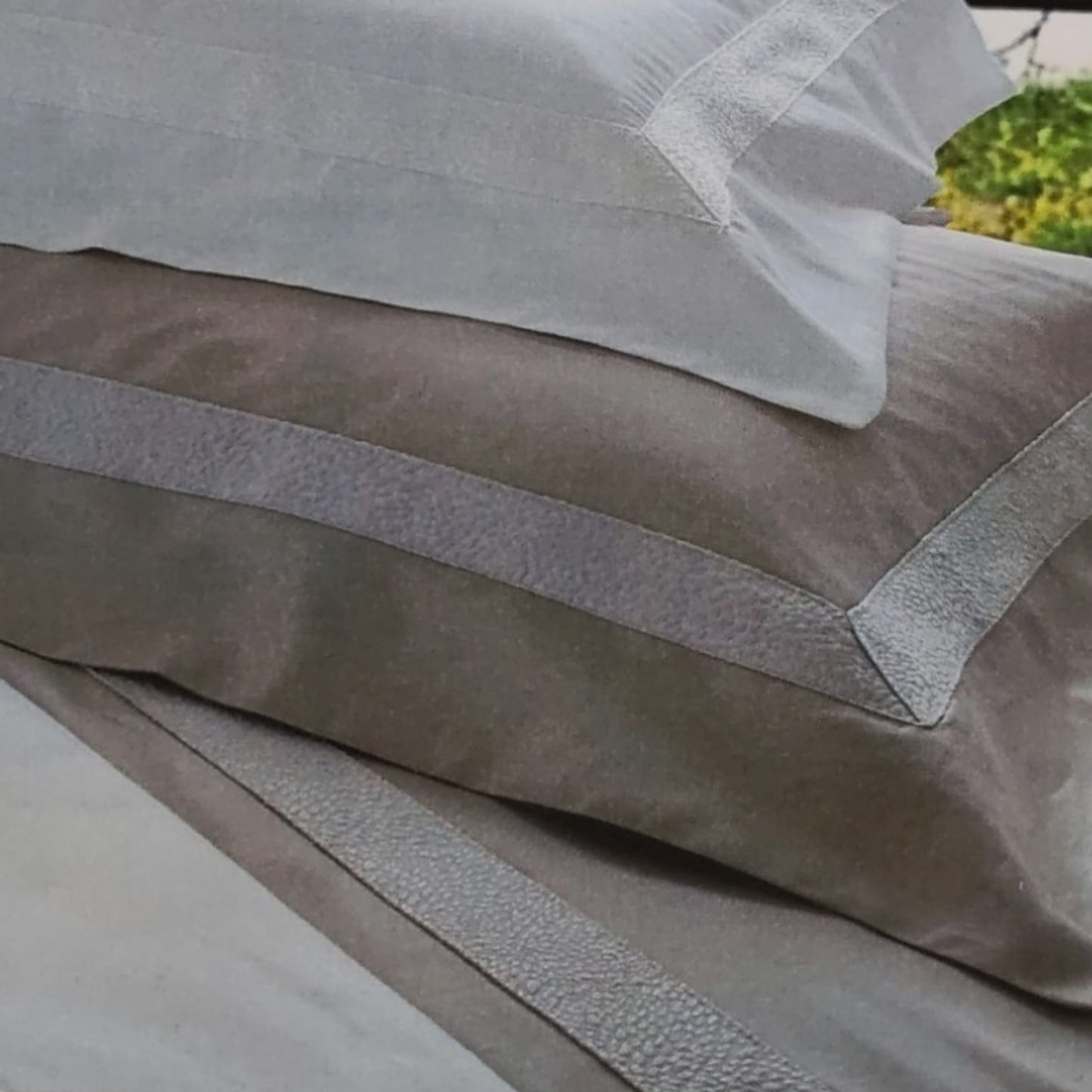 Completo lenzuola 2 posti Luxury Casa Anversa in raso di cotone con bordo applicato e confezione in scatola
