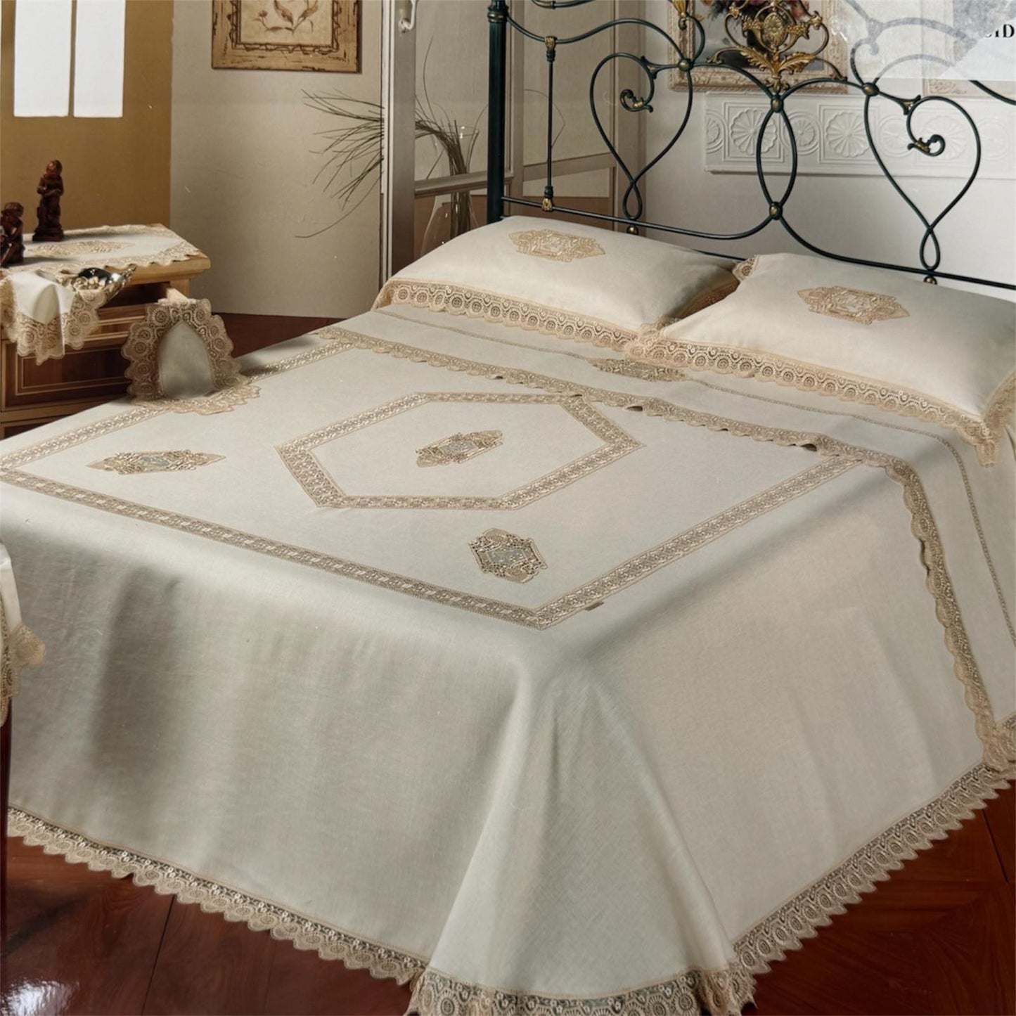 Coordinato Matrimoniale Copriletto e Lenzuolo Iside Dea Ricami in Lino