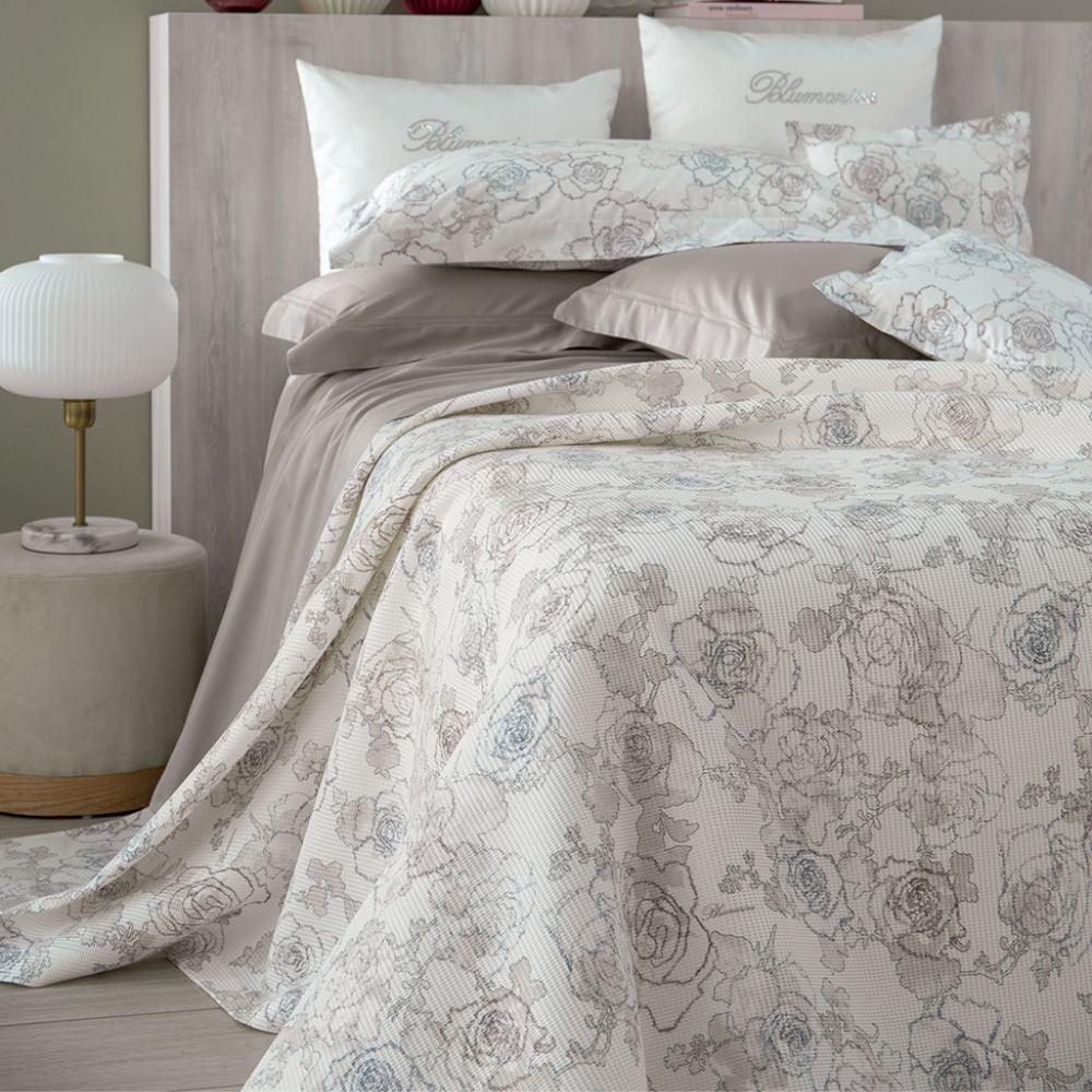 Copriletto 2 posti Laila Blumarine 260x270 in piquet stampato 100% cotone con orlo alto, angoli a cappuccio e logo nella trama