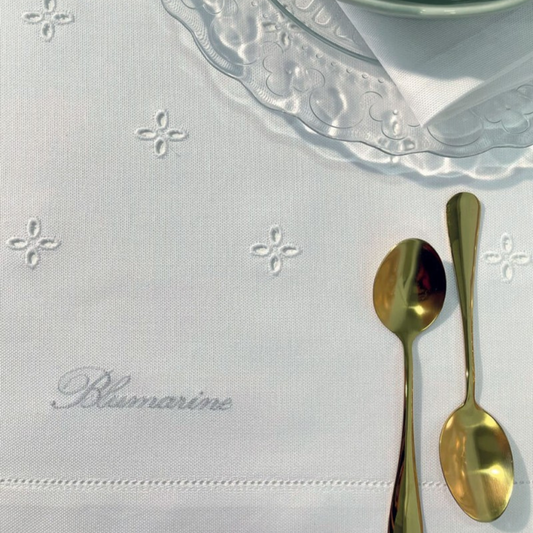Copritavolo Ricamo 90x90 Blumarine Home in tinta unita con ricamo traforato, orlo a-jour e logo ricamato
