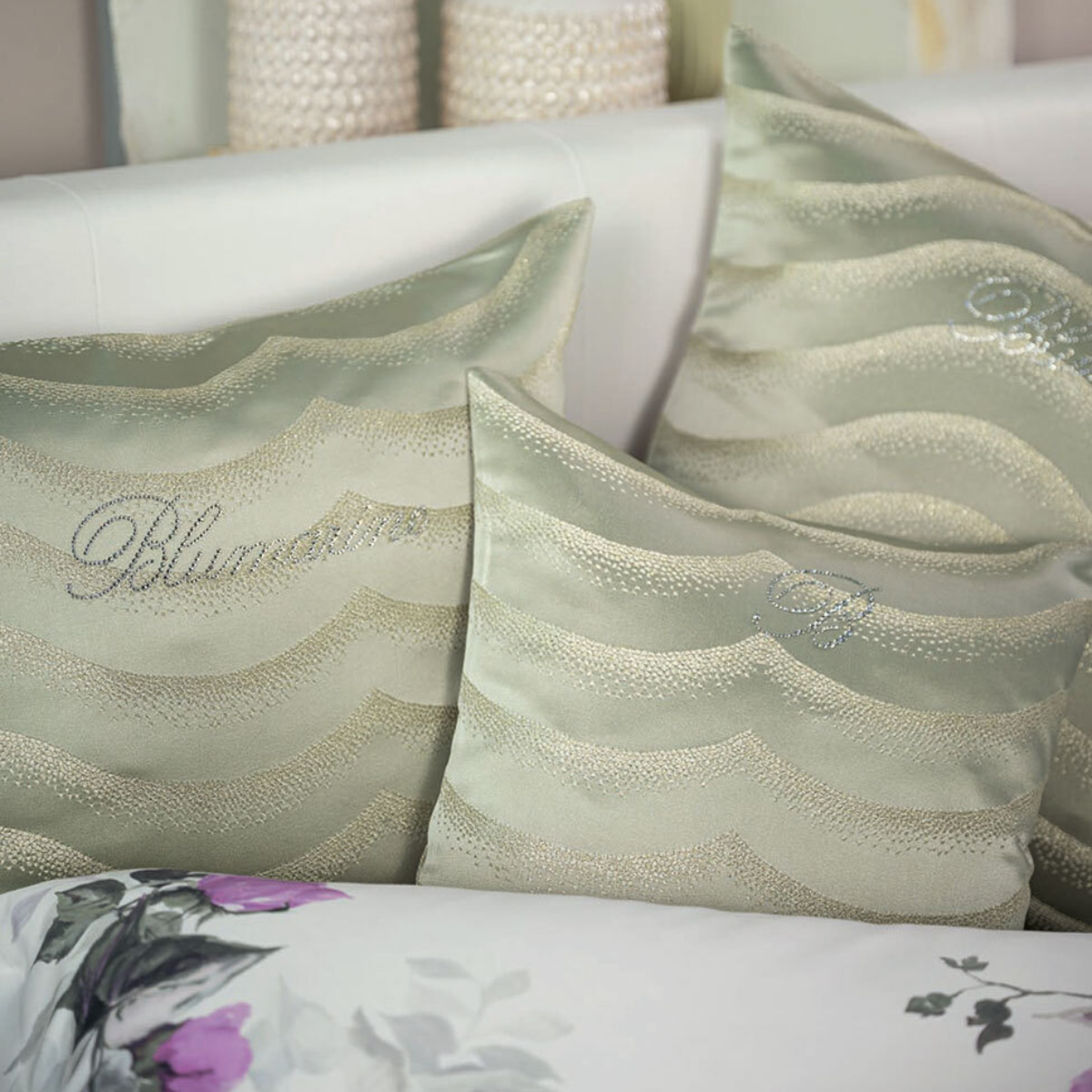 Cuscino Jasmine 42x42 Blumarine Home sfoderabile in jacquard con motivo a onde e monogramma in cristalli Swarovski