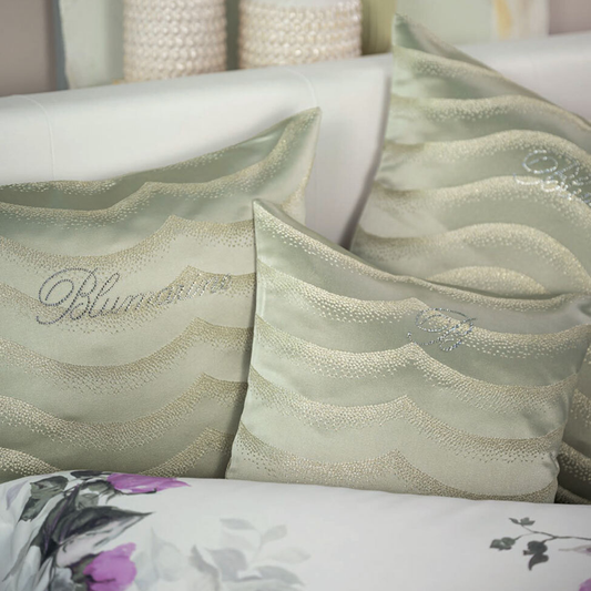 Cuscino Jasmine 42x42 Blumarine Home sfoderabile in jacquard con motivo a onde e monogramma in cristalli Swarovski