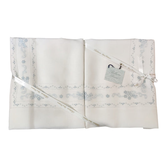 Parure 2 posti NB691LZM Bellavia Linen Collection in lino bianco con ricamo celeste per letto matrimoniale