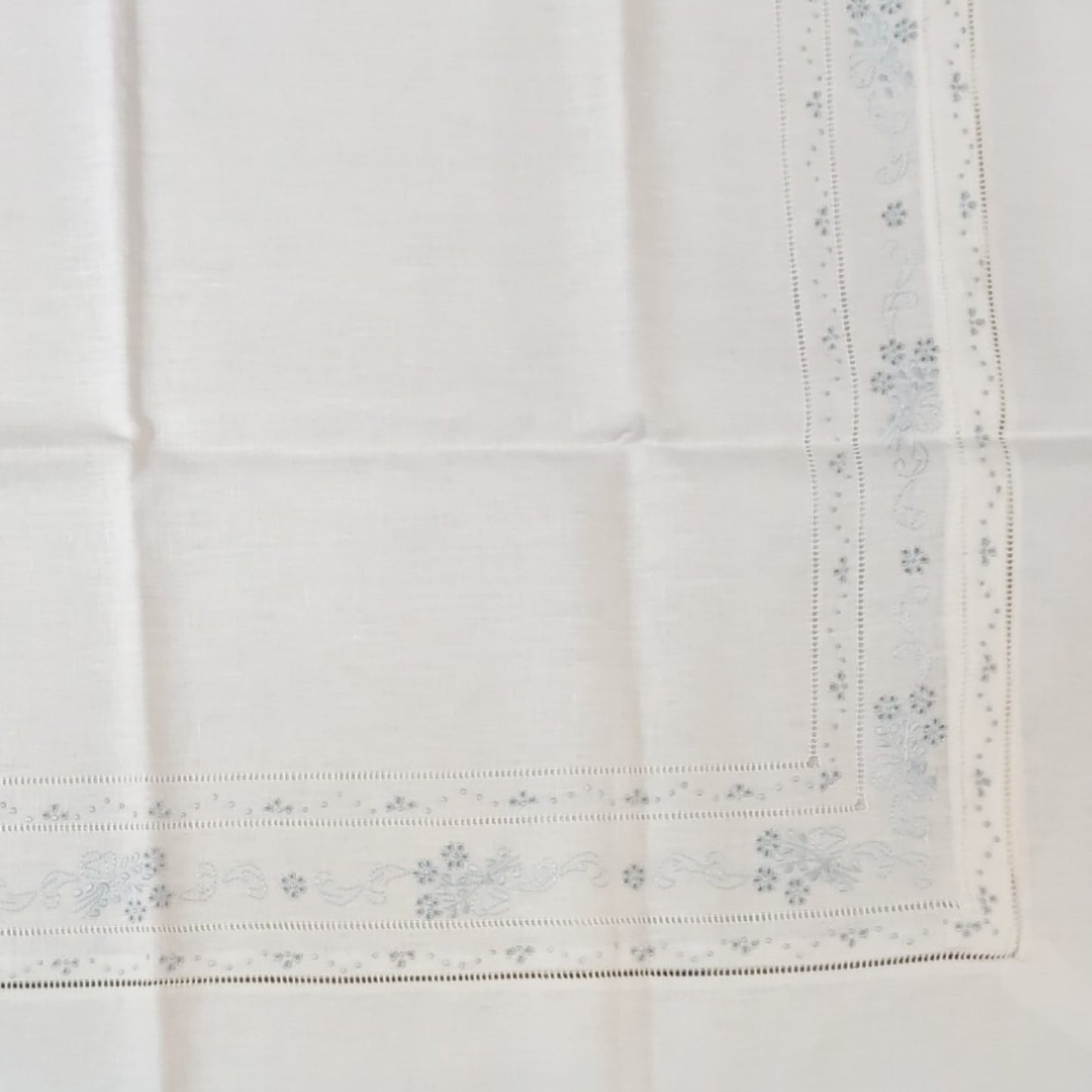 Parure 2 posti NB691LZM Bellavia Linen Collection in lino bianco con ricamo celeste per letto matrimoniale