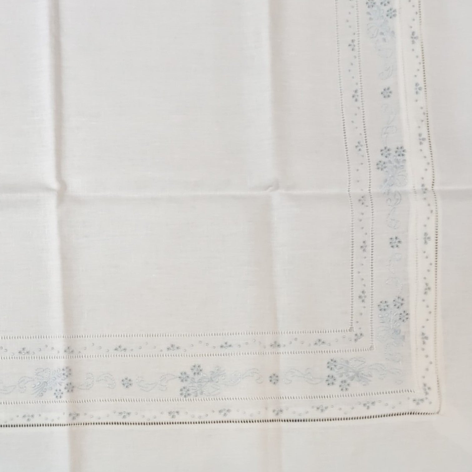 Parure 2 posti NB691LZM Bellavia Linen Collection in lino bianco con ricamo celeste per letto matrimoniale