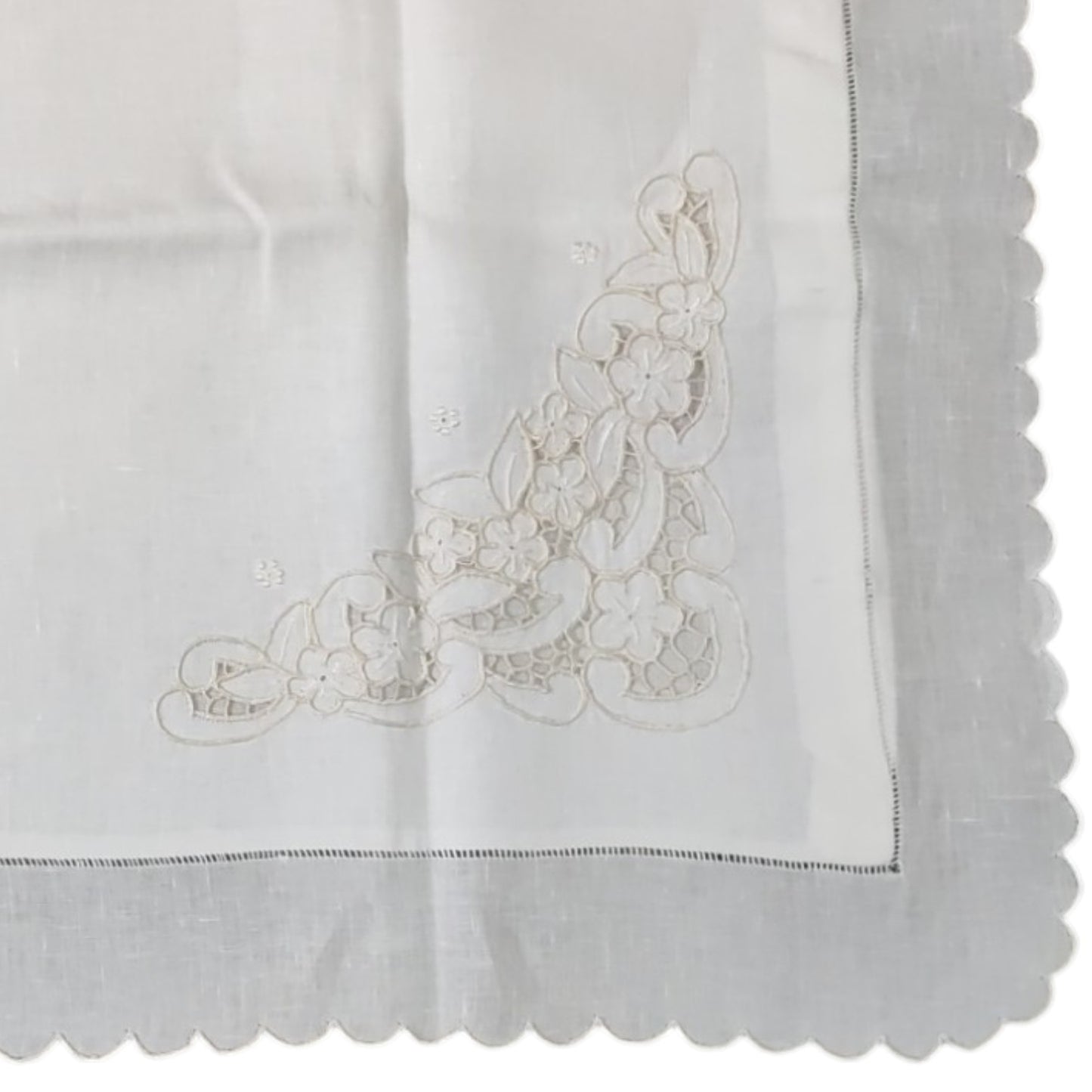 Parure 2 posti 916 Broderie in puro lino Bellora con lenzuolo sopra, federe coordinate e ricamo a intaglio con filo di seta
