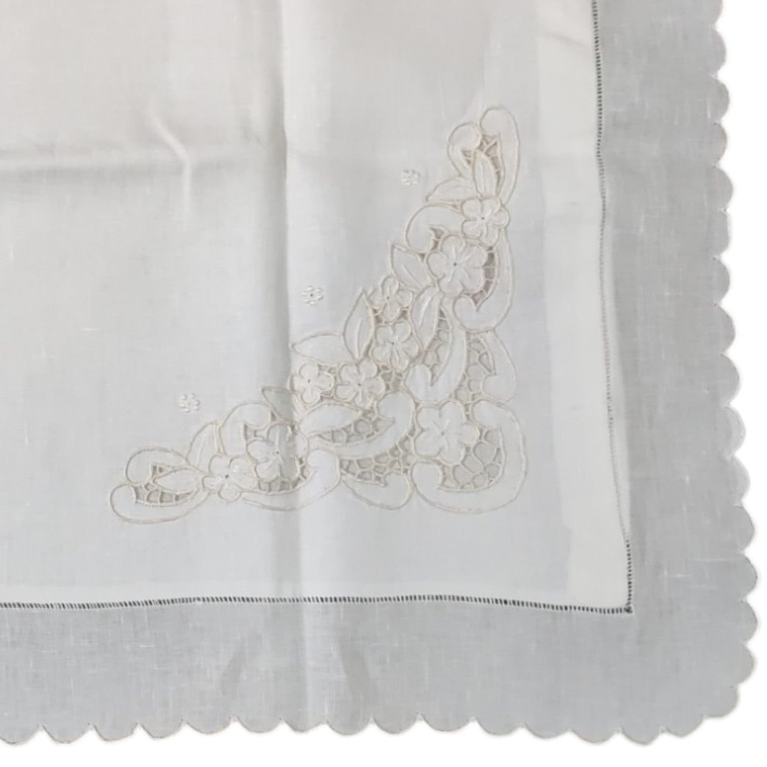 Parure 2 posti 916 Broderie in puro lino Bellora con lenzuolo sopra, federe coordinate e ricamo a intaglio con filo di seta