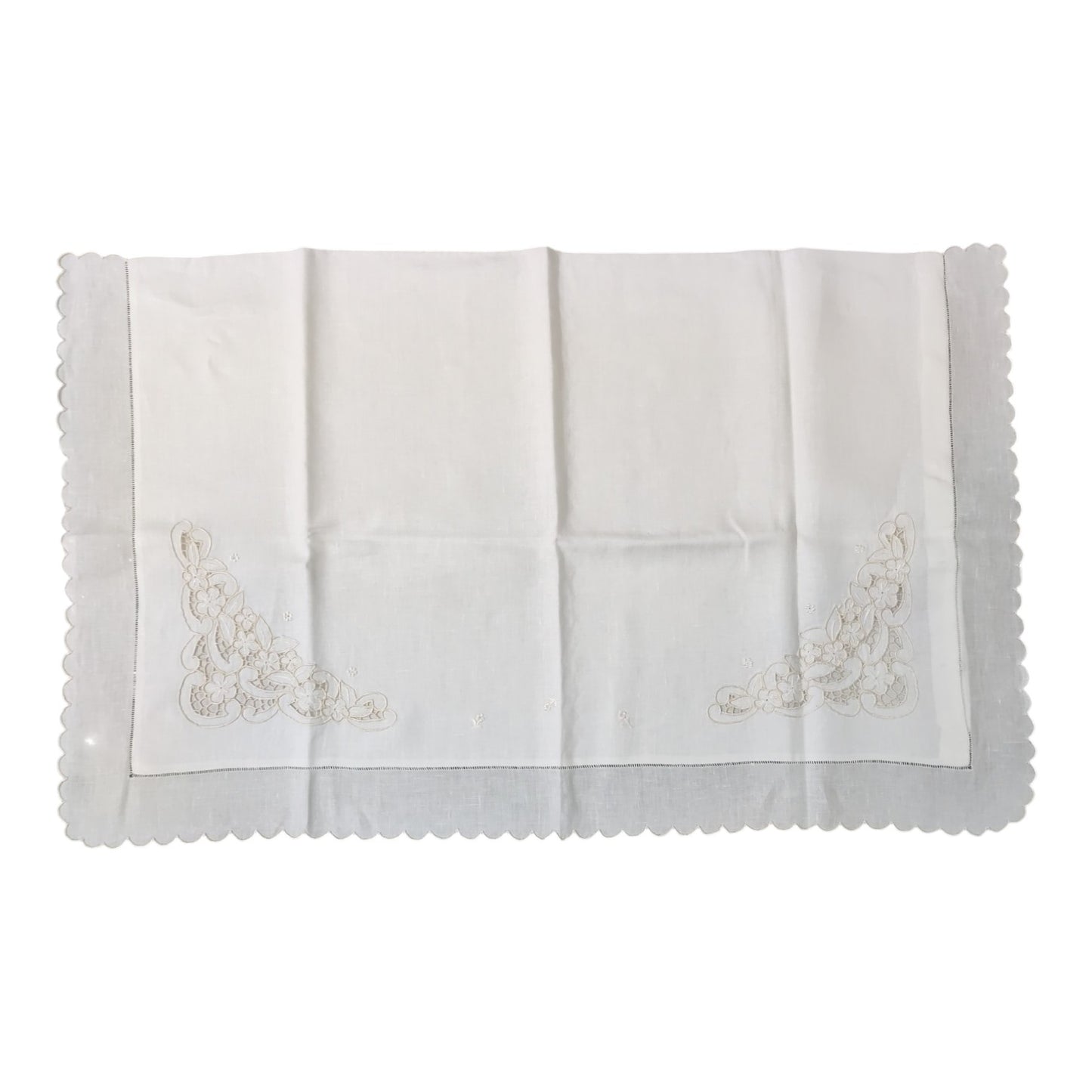 Parure 2 posti 916 Broderie in puro lino Bellora con lenzuolo sopra, federe coordinate e ricamo a intaglio con filo di seta