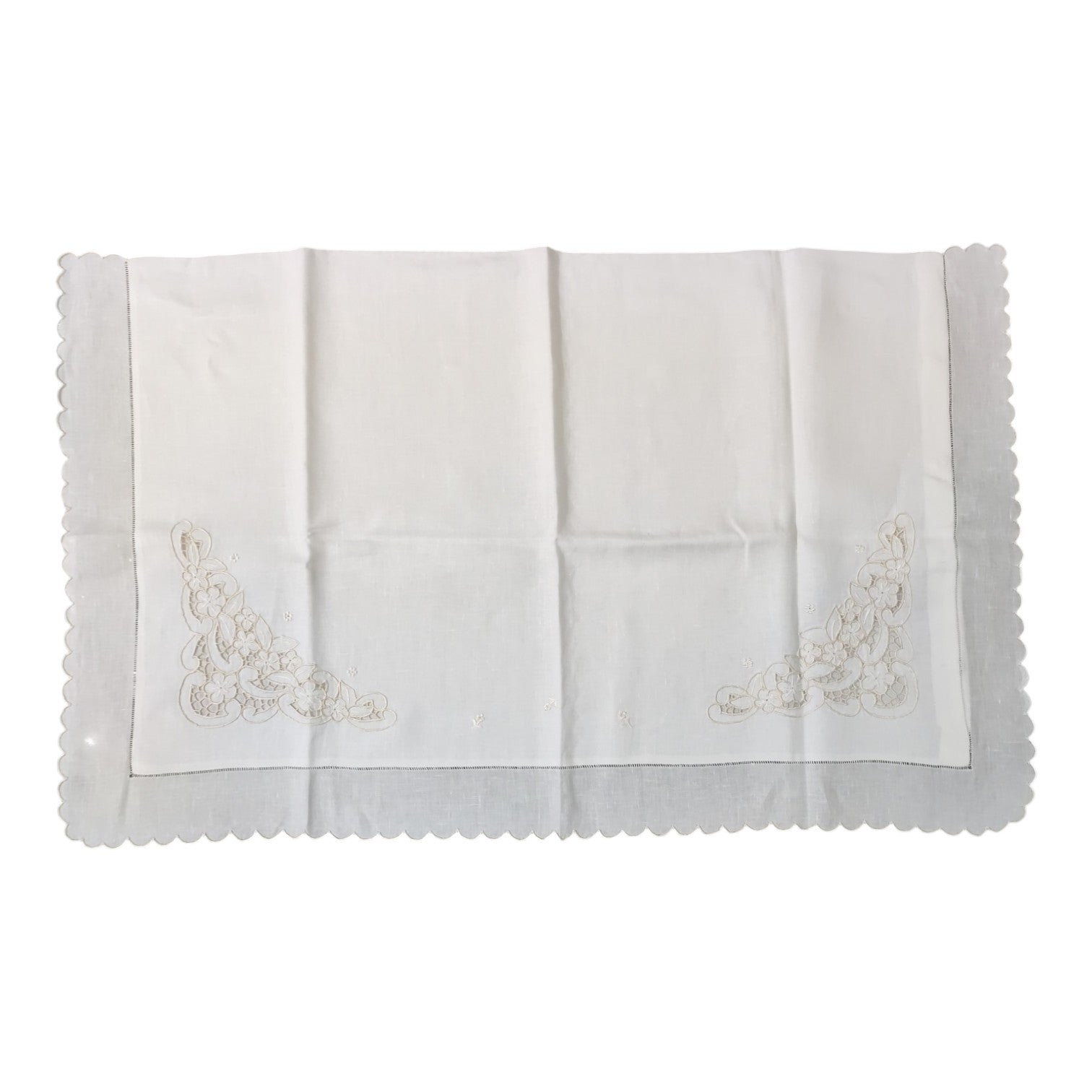Parure 2 posti 916 Broderie in puro lino Bellora con lenzuolo sopra, federe coordinate e ricamo a intaglio con filo di seta