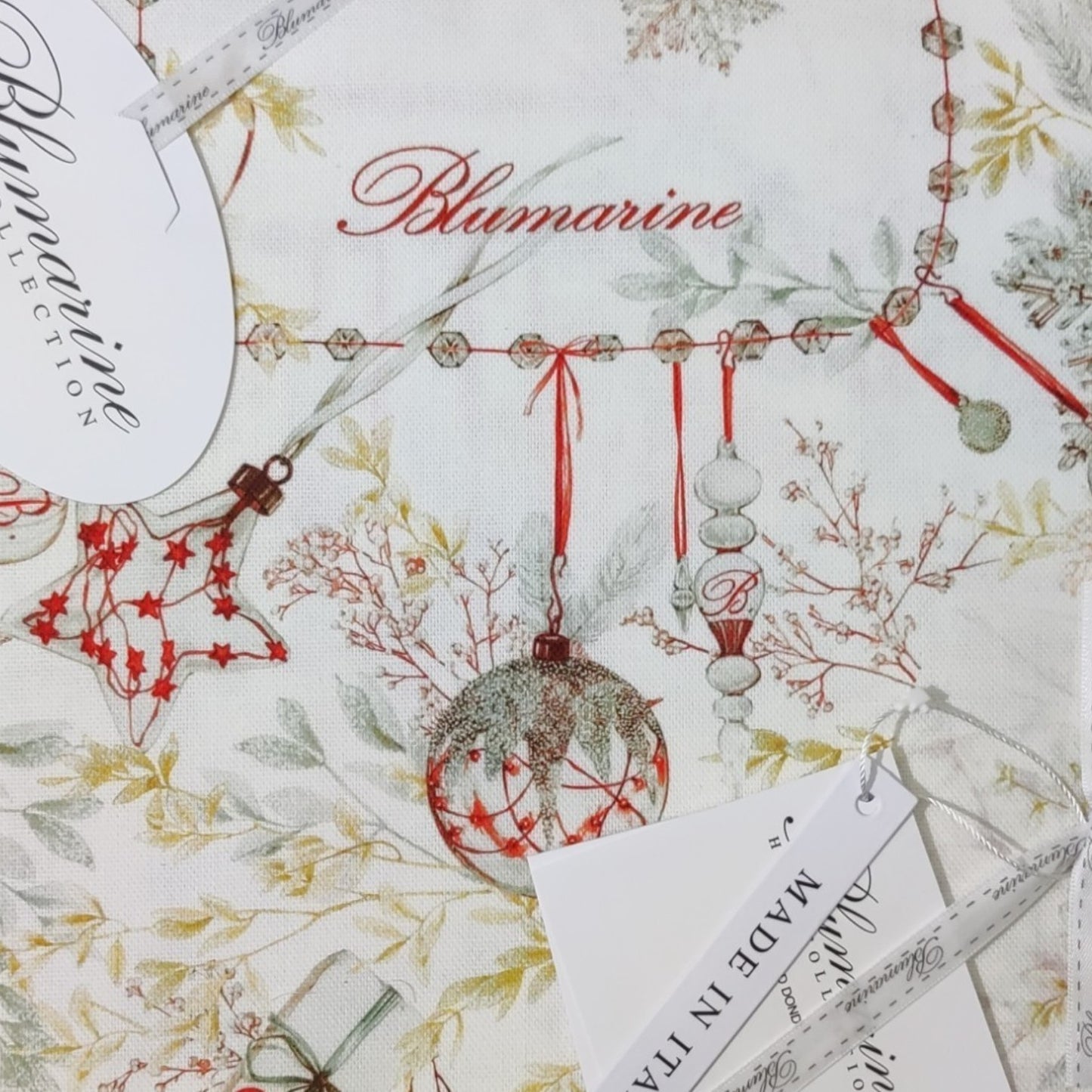 Runner Natalizio Bianco Natale Blumarine 50x150 in panama 100% cotone antimacchia con stampa piazzata e logo nella trama