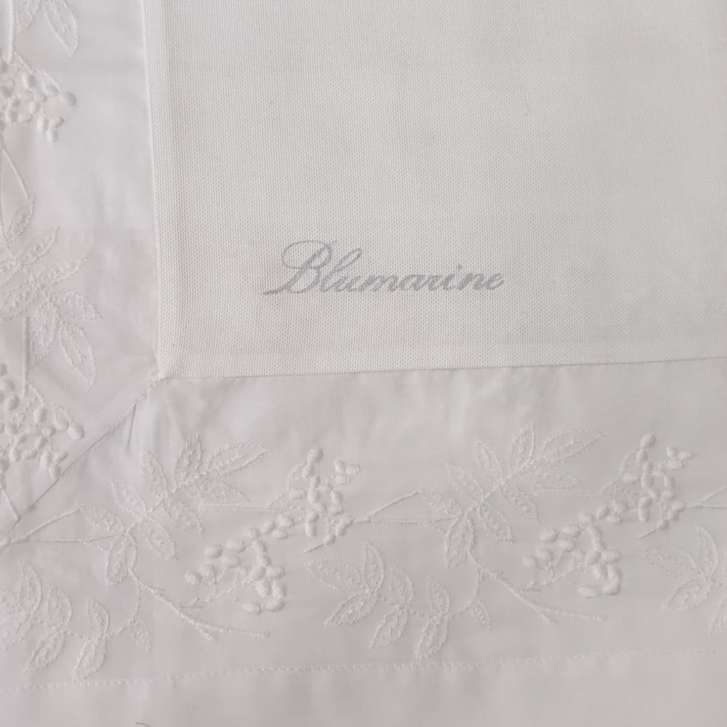 Copritavolo Cerimonia 90x90 Blumarine Home con inserti in organza e logo Blumarine ricamato
