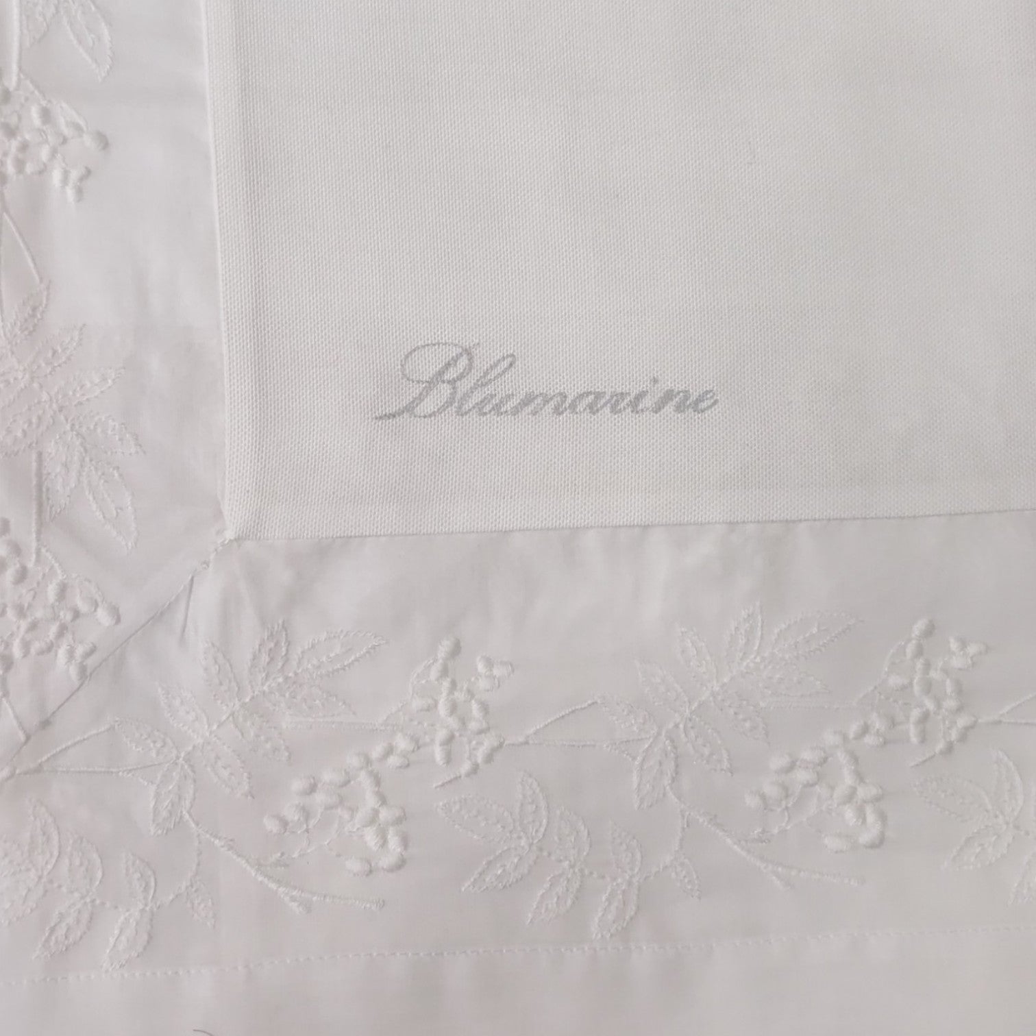 Copritavolo Cerimonia 90x90 Blumarine Home con inserti in organza e logo Blumarine ricamato