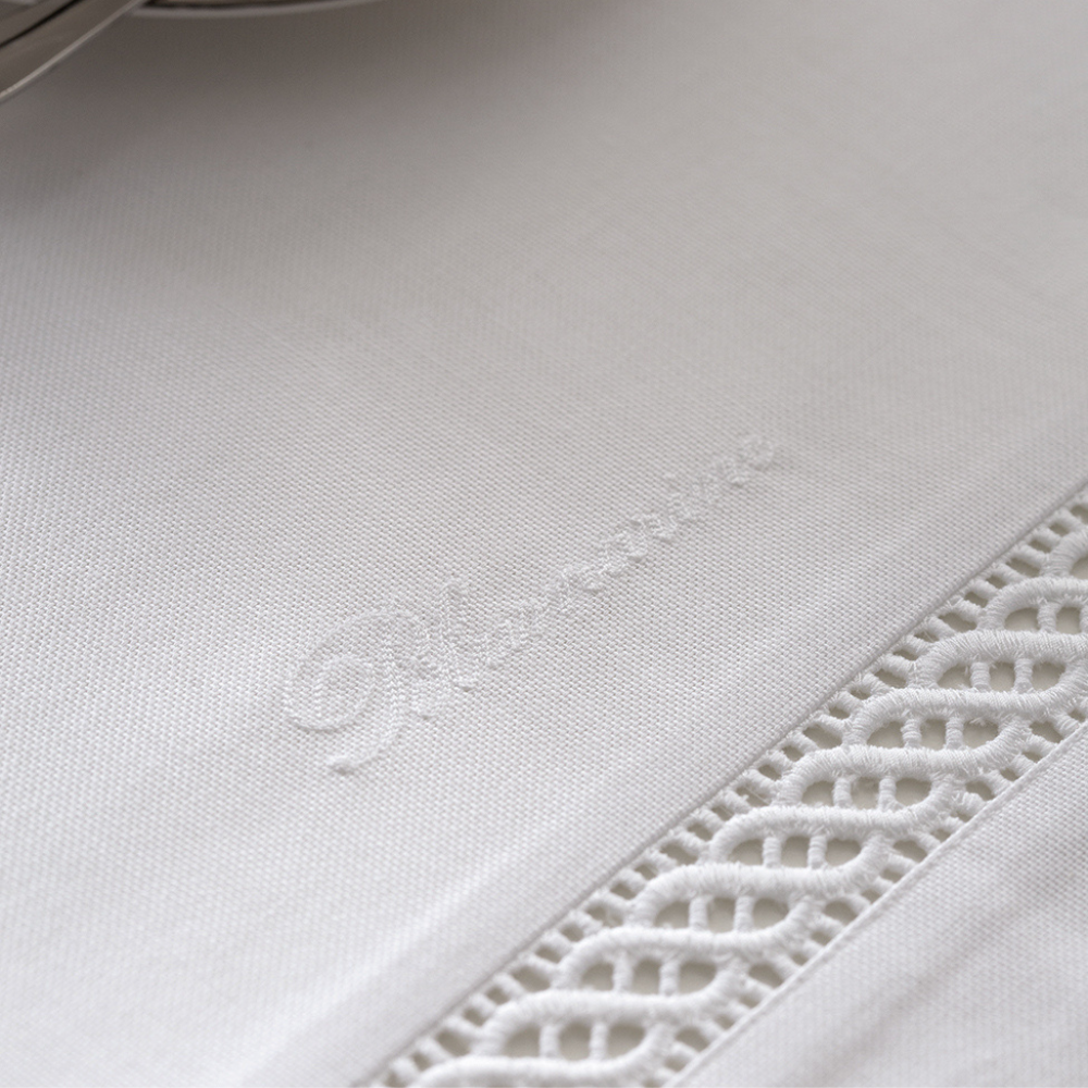 Runner 50x150 Contessa Blumarine Home tinta unita in misto cotone con entre-deux e logo ricamato