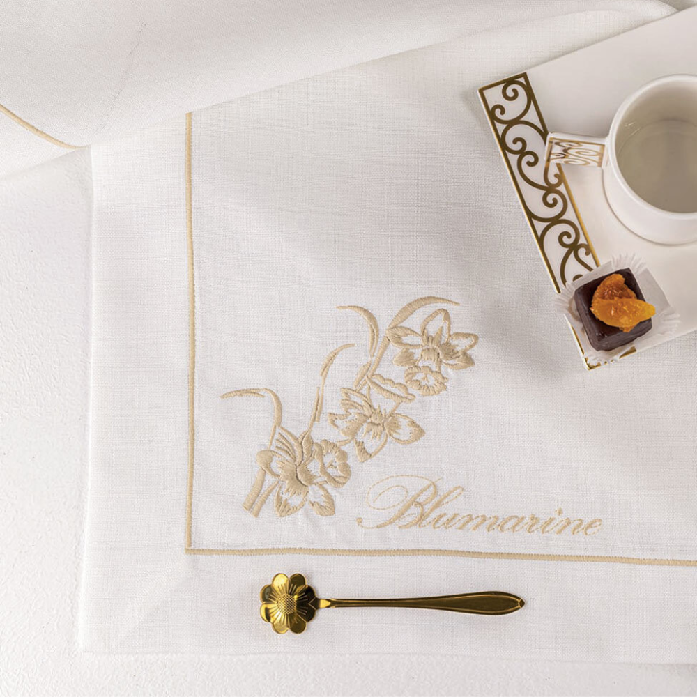 Runner 50x150 Dichiarazione Blumarine Home tinta unita in 100% lino con cordonetto, motivo floreale e logo ricamato