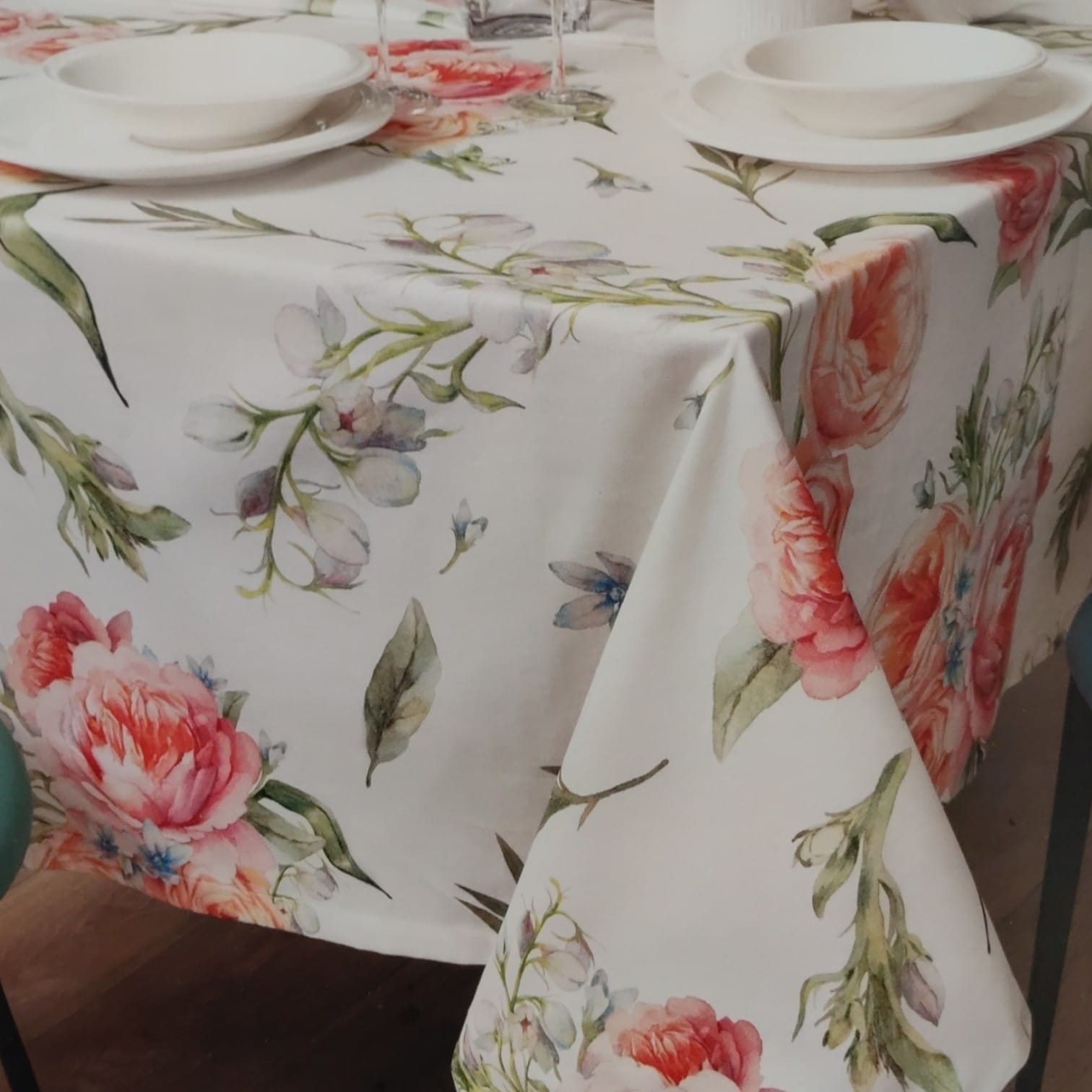Tovaglia Giuly Neìth piegata con grandi fiori rosa e corallo