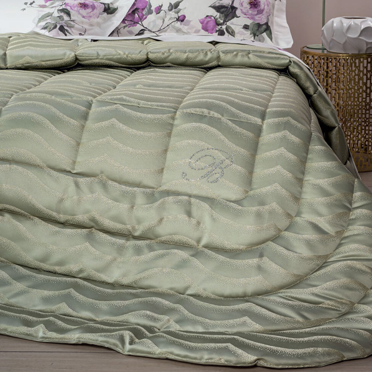 Trapunta 2 Posti Jasmine Blumarine Home matrimoniale con motivo jacquard a onde e logo in cristalli Swarovski