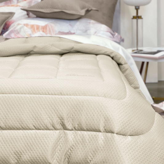 Trapunta matrimoniale Blumarine Home Primizia in tessuto jacquard con inserti lurex e logo in cristalli, misura 270x265 cm