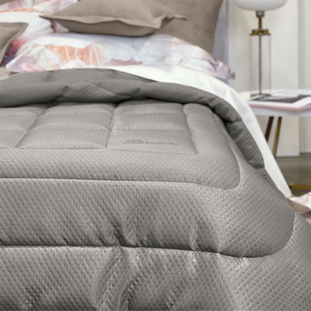 Trapunta matrimoniale Blumarine Home Primizia in tessuto jacquard con inserti lurex e logo in cristalli, misura 270x265 cm