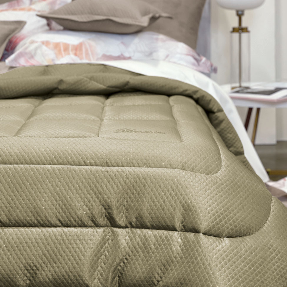 Trapunta matrimoniale Blumarine Home Primizia in tessuto jacquard con inserti lurex e logo in cristalli, misura 270x265 cm
