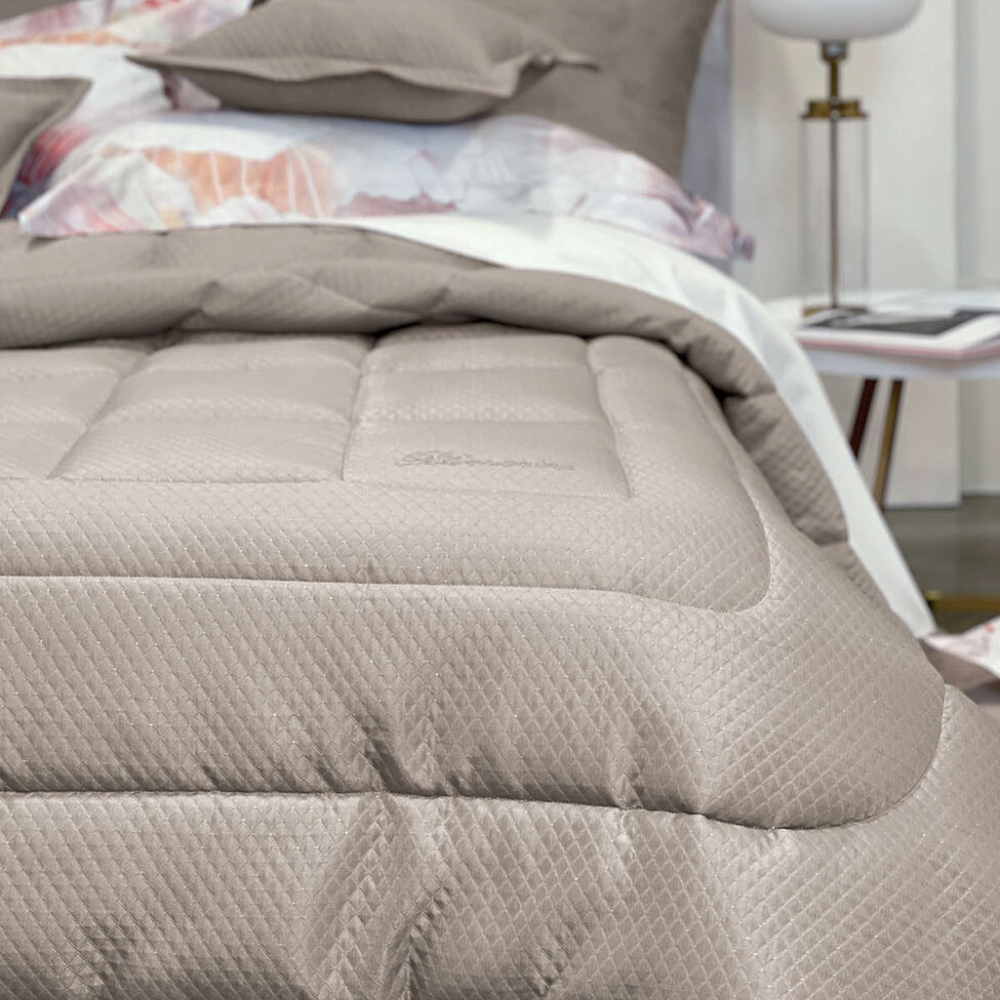 Trapunta matrimoniale Blumarine Home Primizia in tessuto jacquard con inserti lurex e logo in cristalli, misura 270x265 cm