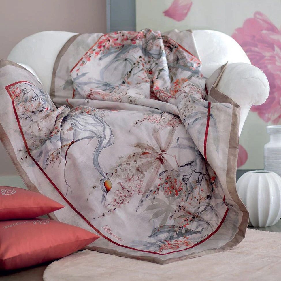 Caldo pareo Blumarine con stampa floreale utilizzato su una poltrona