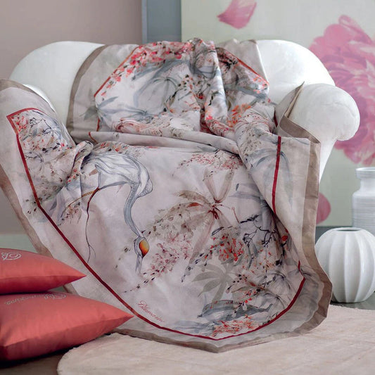 Caldo pareo Blumarine con stampa floreale utilizzato su una poltrona