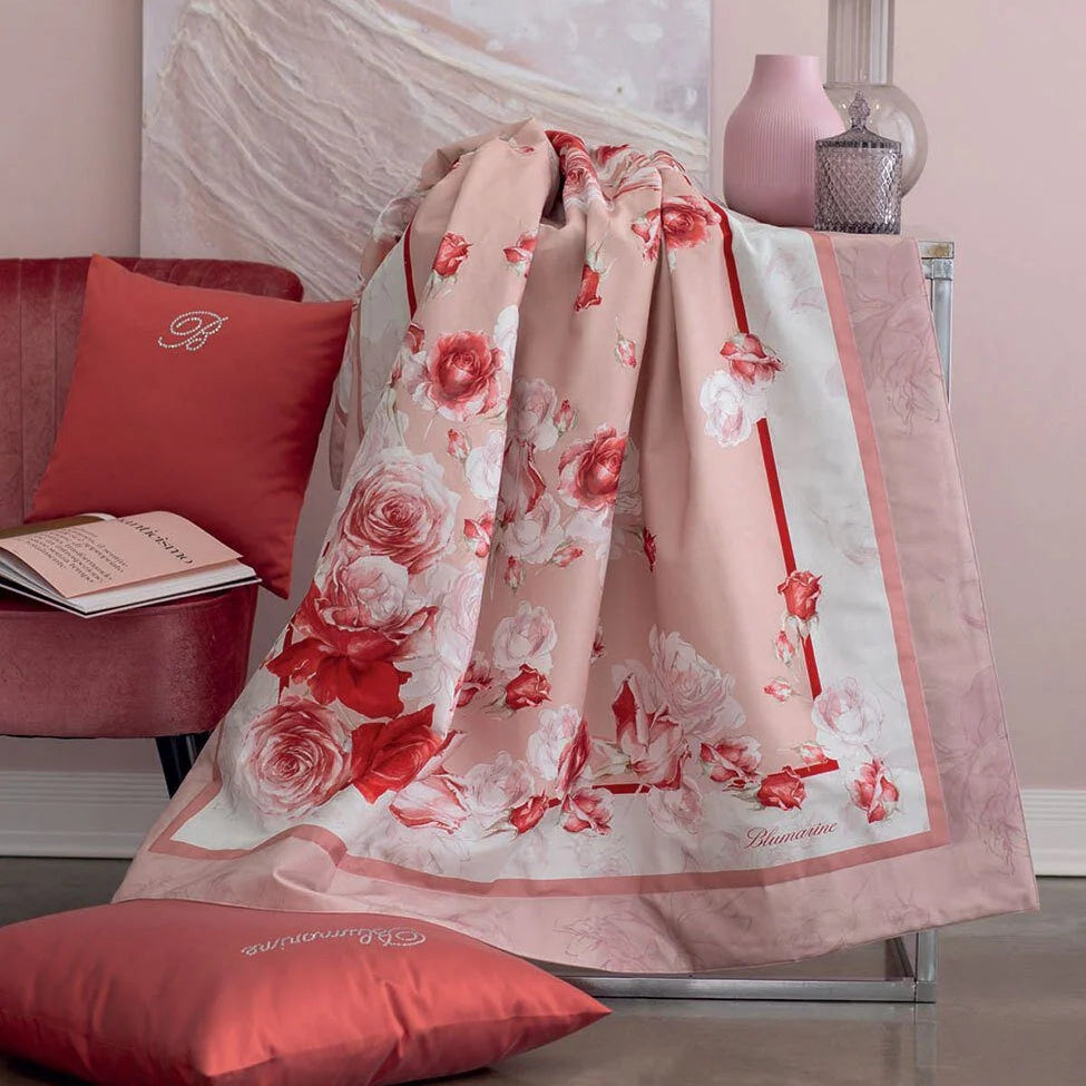 Caldo Pareo Rose Blumarine 135x185 cm con stampa floreale ambientato su poltrona