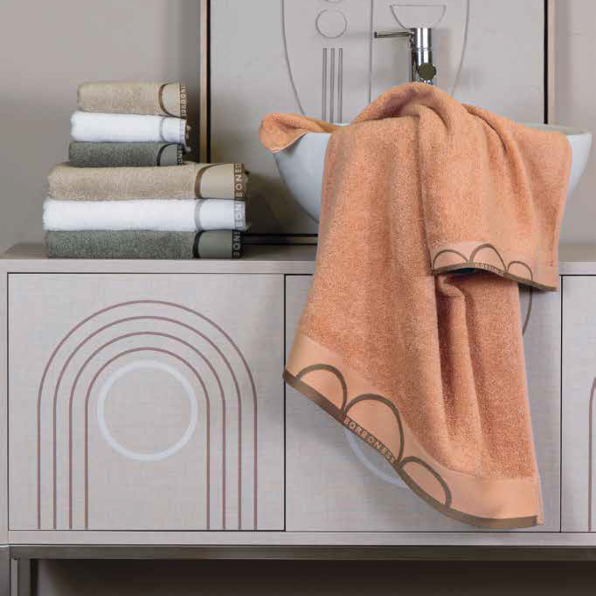 Asciugamani Relax Borbonese Home in spugna di cotone con bordo jacquard, ambientati in bagno