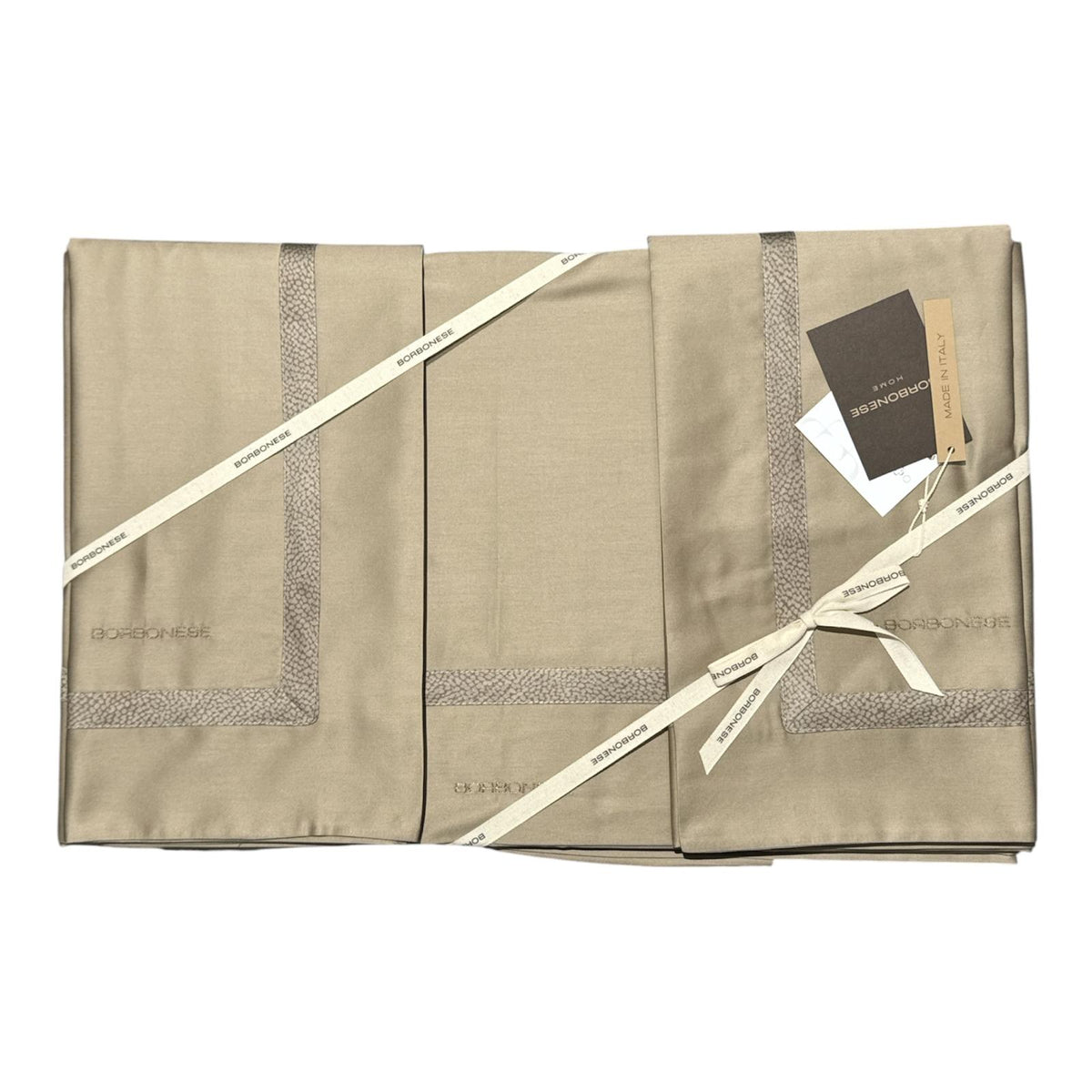 Completo lenzuola Borbonese Nastro variante Corteccia, piegato con nastro decorativo, logo ricamato e confezione brandizzata.