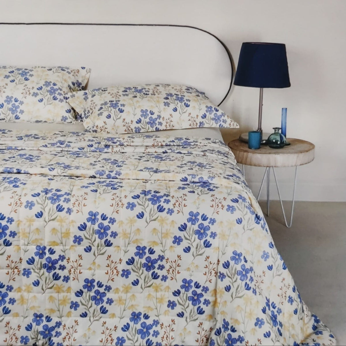 Completo lenzuola e trapuntino matrimoniale Lory Neith coordinati sul letto